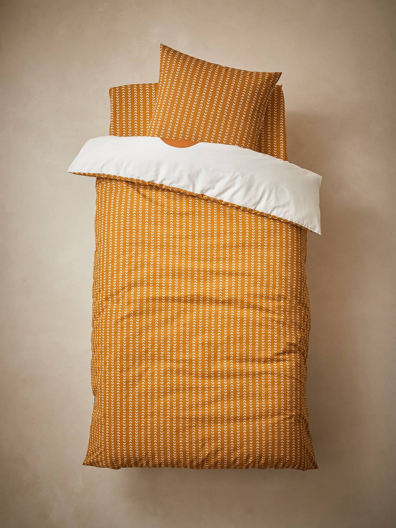 Conjunto infantil Wild Sahara com capa de edredom e fronha, marrom médio, liso com estampas.
