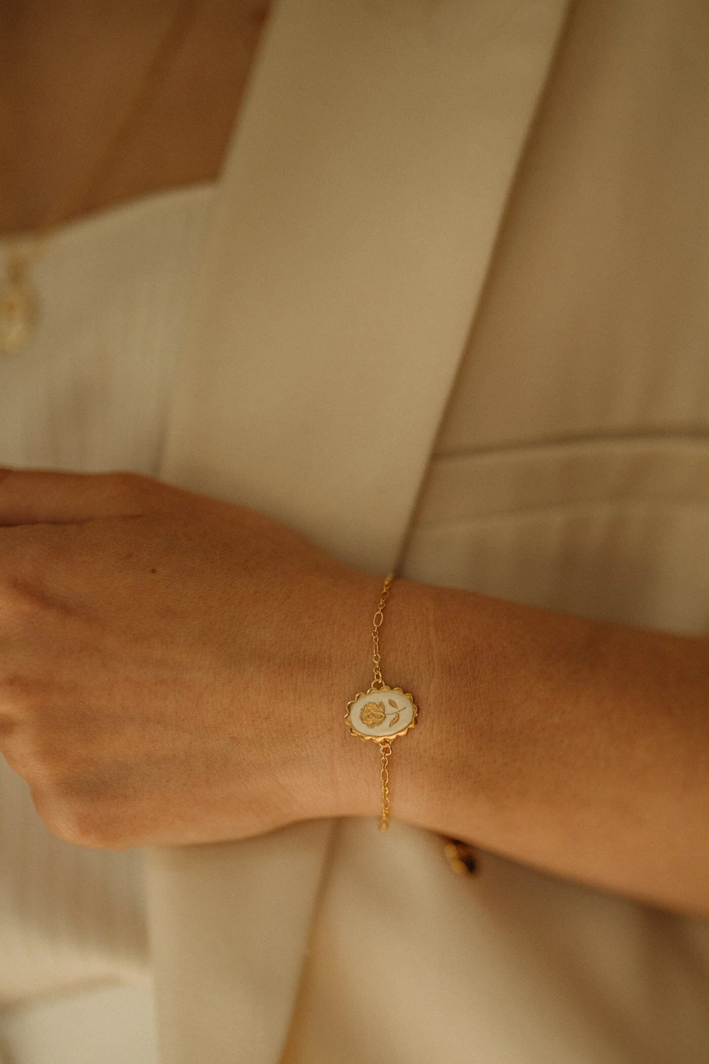 THÉMIS - Bracelet fleur émaillé doré à l'or fin | Blanc