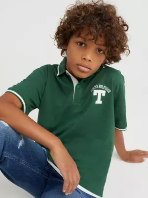 Polo com logo nas costas estilo universitário