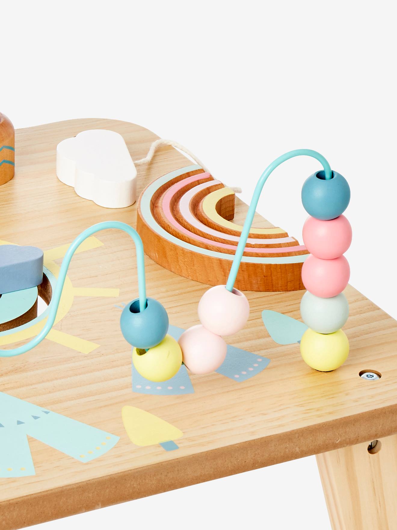 Mesa de atividades multicolorida
