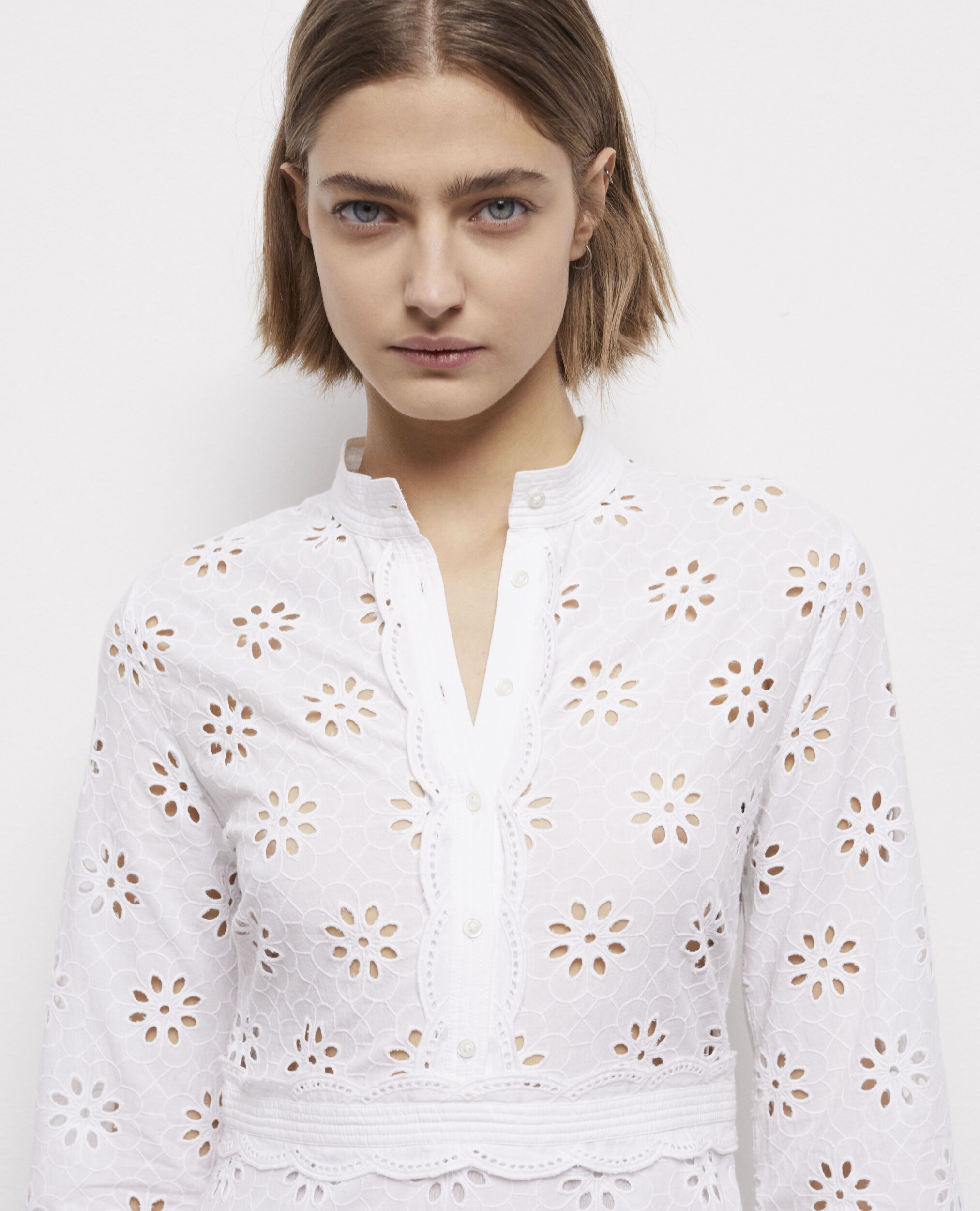 Robe longue blanche en broderie Anglaise