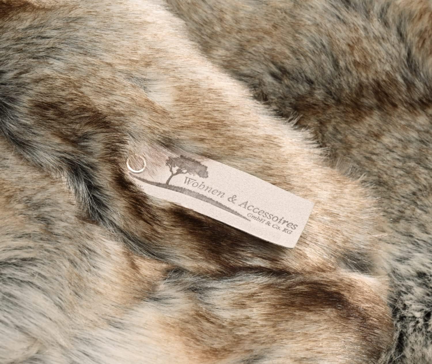 Wohnen & Accessoires GmbH & Co. KG Felldecke, Fellimitat in 5 Größen Webpelzdecke Wolf grau-braun als Kuscheldecke und Tagesdecke (150 x 200 cm)