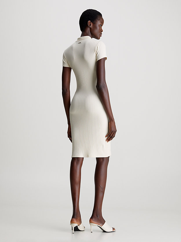 Vestido justo canelado com zíper frontal