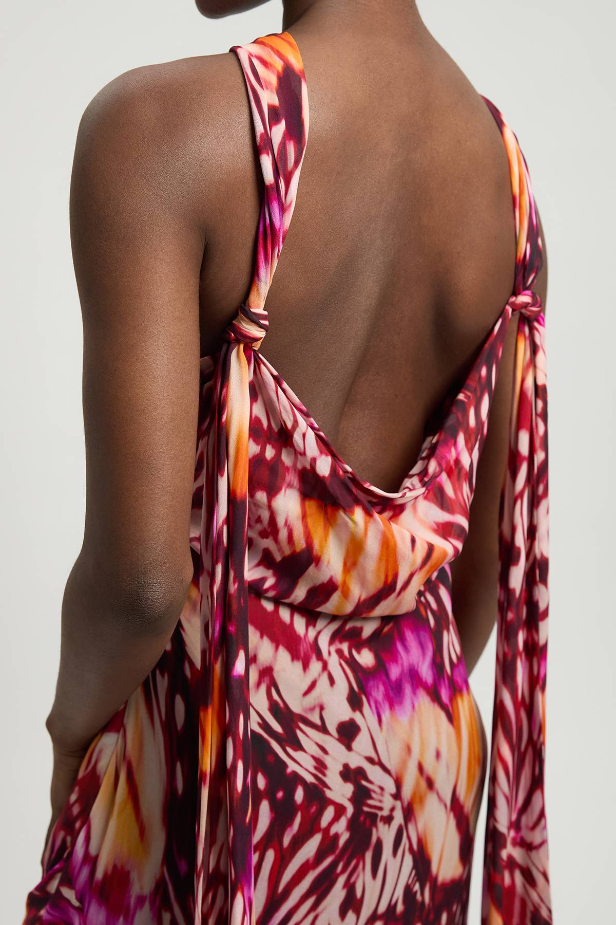 KarenMillen Robe Maxi Petite En Georgette De Viscose À Imprimé Papillons Avec Rosette Et Encolure Dos-nu