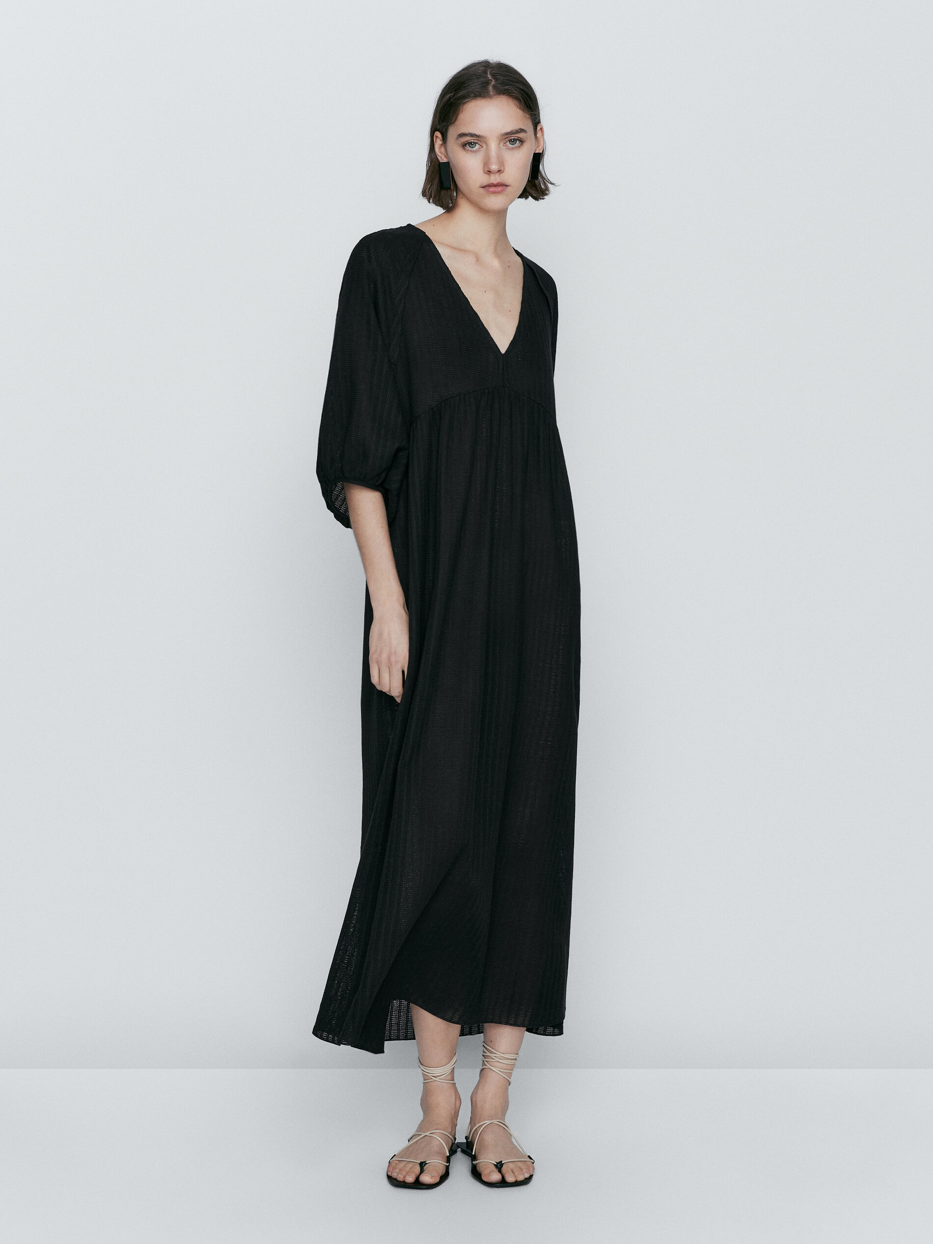 Vestido midi estruturado com mangas bufantes - PRETO