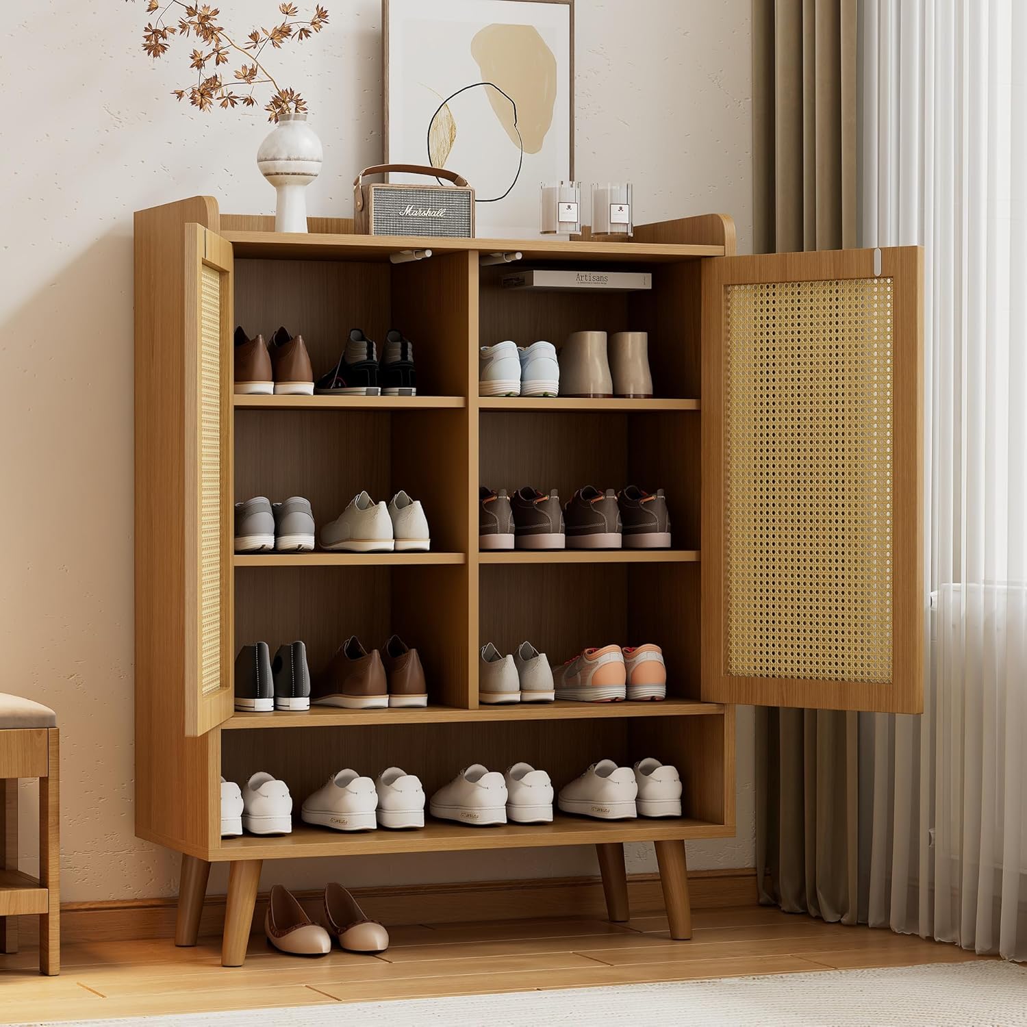 Hommdiy Schuhschrank Sideboard Multifunktionsschrank aus natürlichem Rattan, Schuhkommode Schuhregal mit 2 Türen und 5 Regalböden, für den Flur. Mit Holzgriffen und Massivholzbeinen B80/H105/T35 cm
