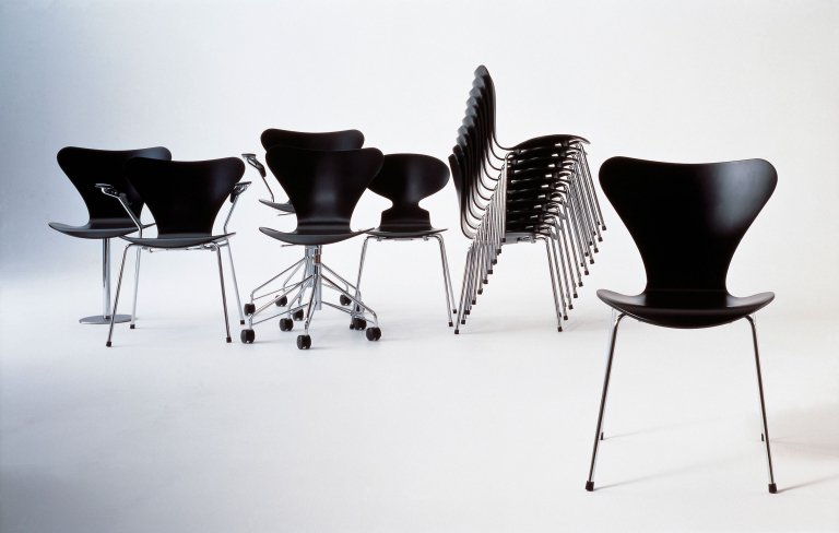 Fritz Hansen Vlinderstoel Series 7 stoel met armleuningen gelakt, zwart