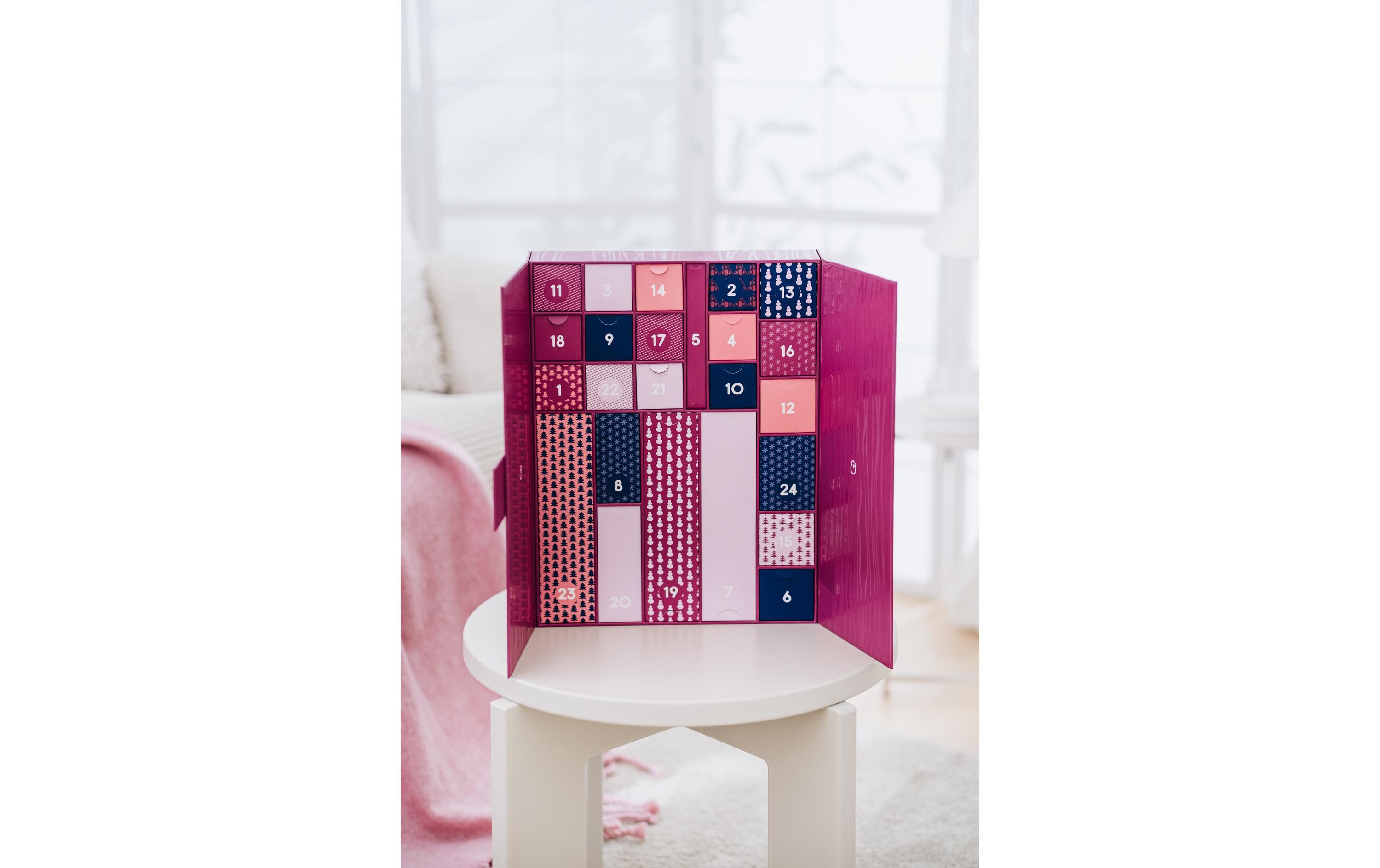 Adventskalender mit Miniprodukte<br>24 duftende Überraschungen – Minikerzen, Diffuser und mehr für eine festliche Adventszeit