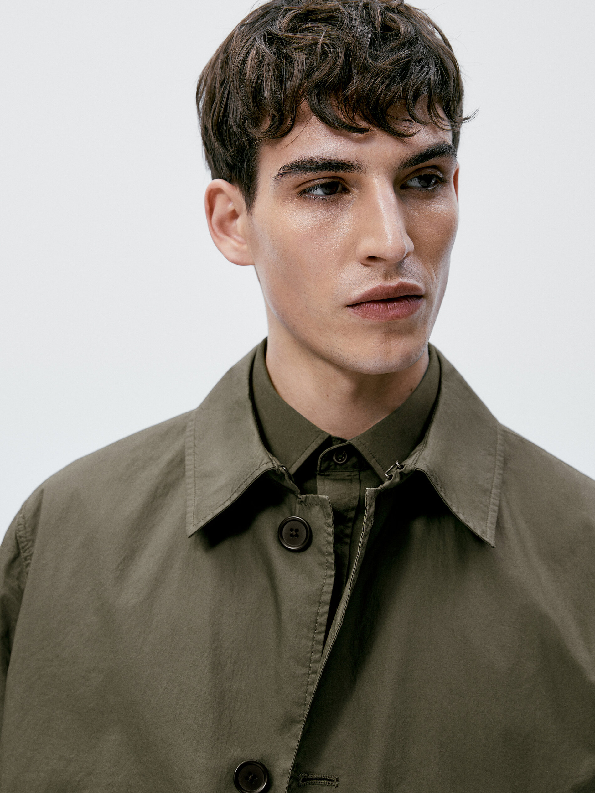 Trench coat técnico leve - CÁQUI TRANSPARENTE