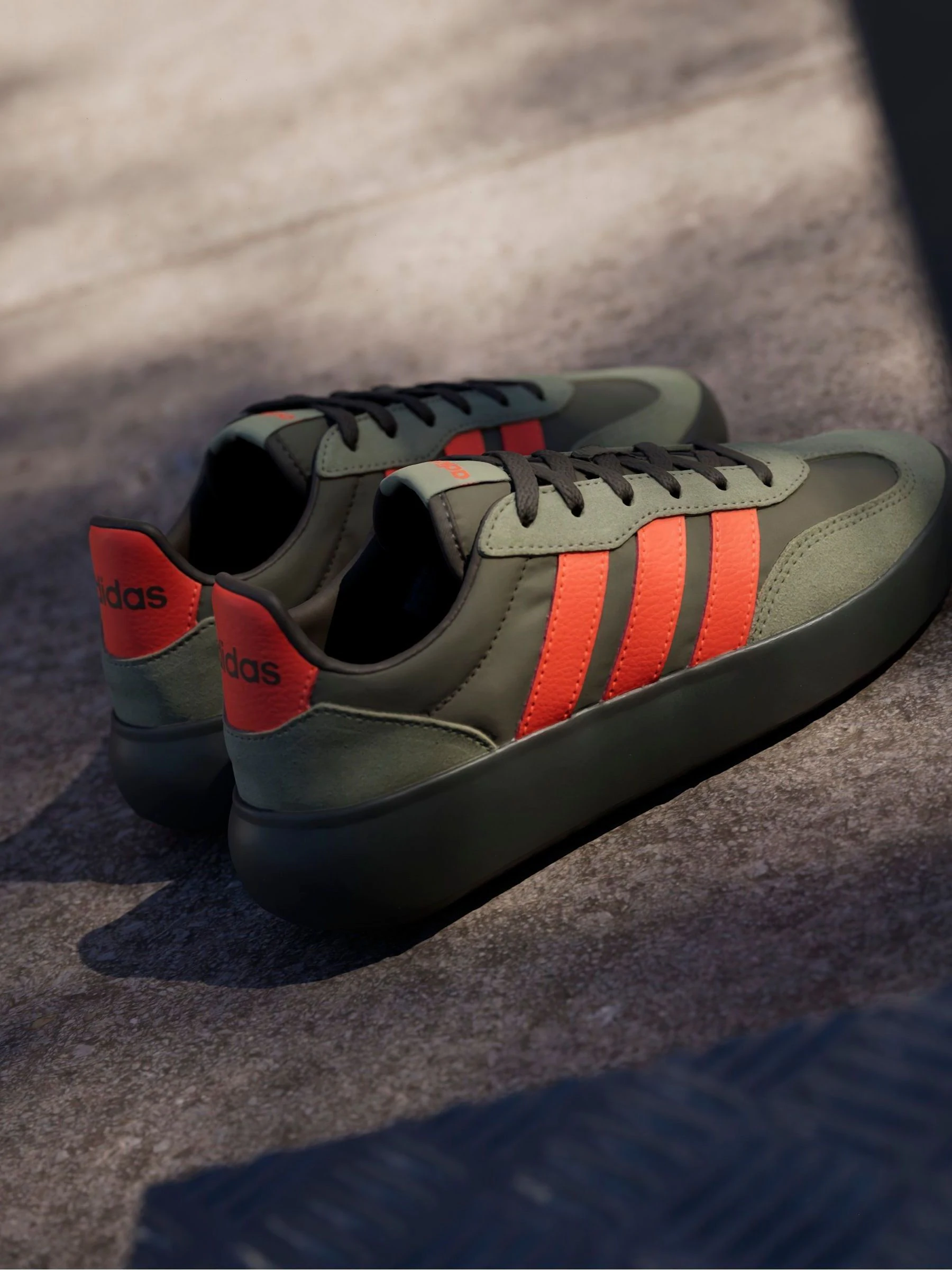 Kaki/oranje - adidas Barreda Decode vetersneakers voor junioren