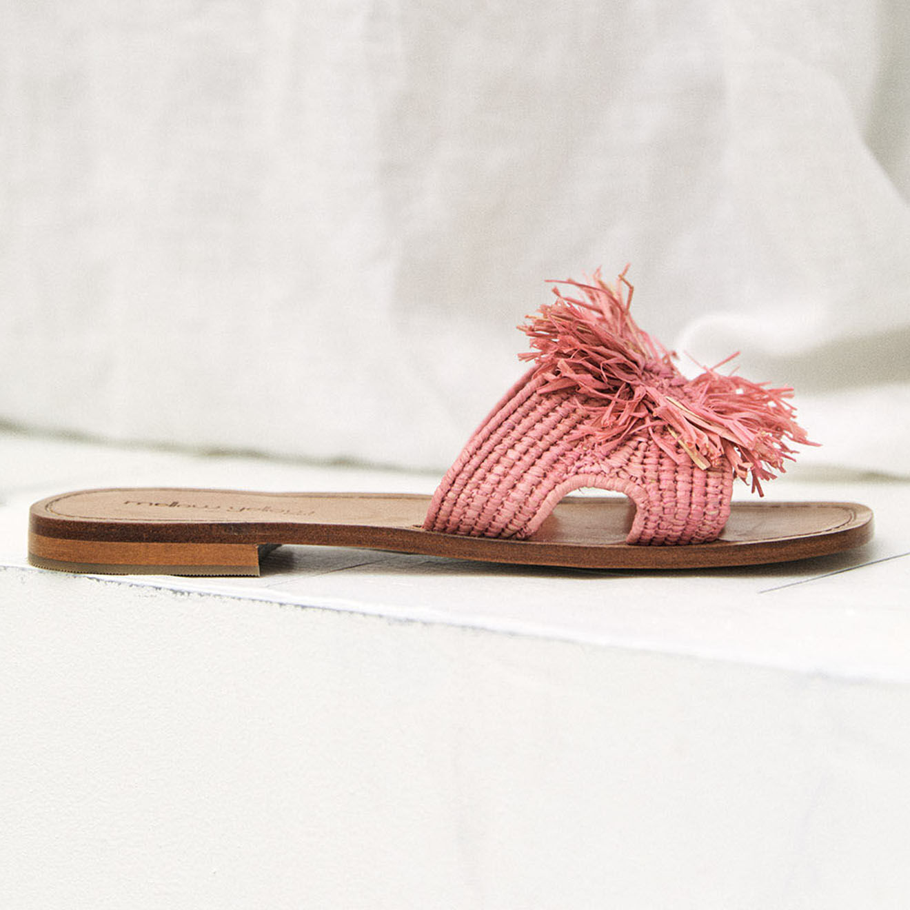 Mellow Yellow Mules en Raphia Thea roses