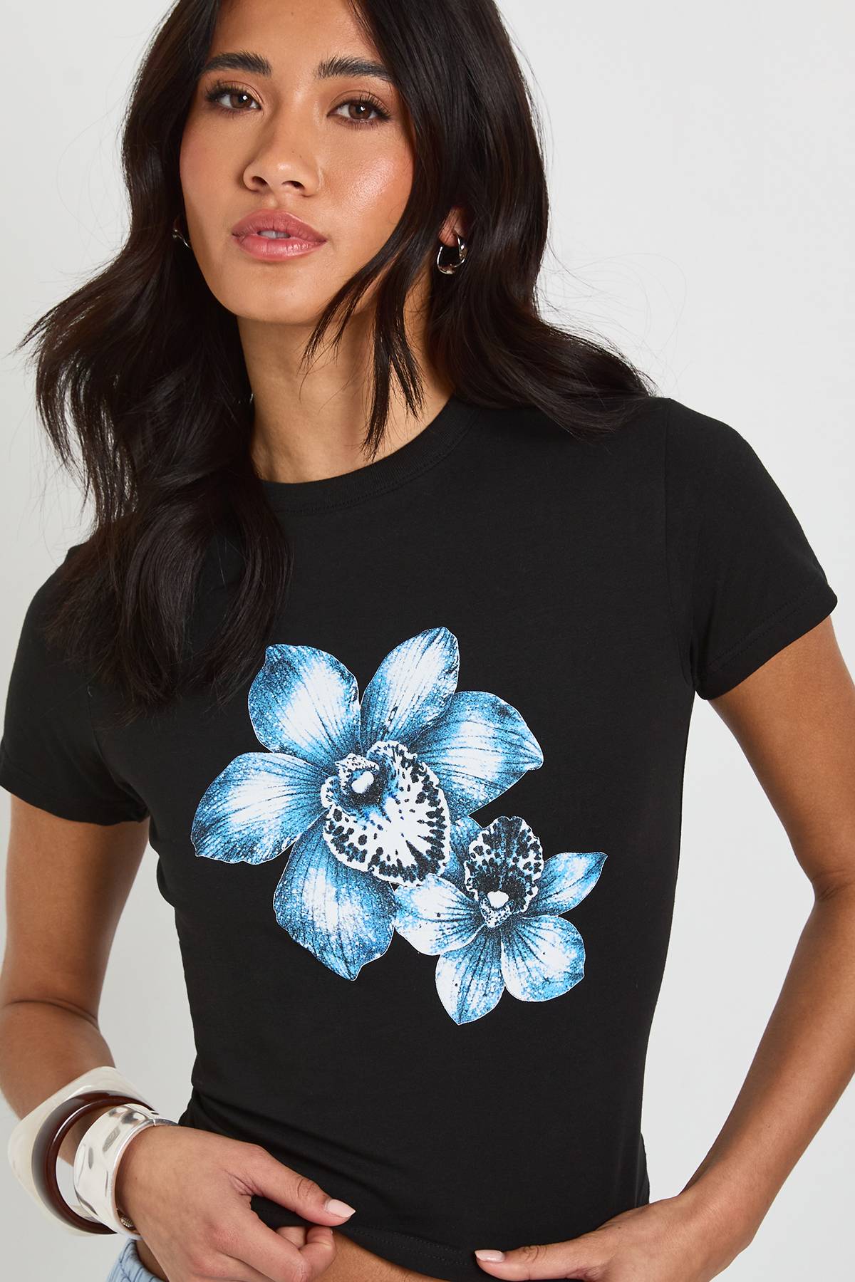 boohoo Tee-shirt Court À Fleurs Bleues Imprimées