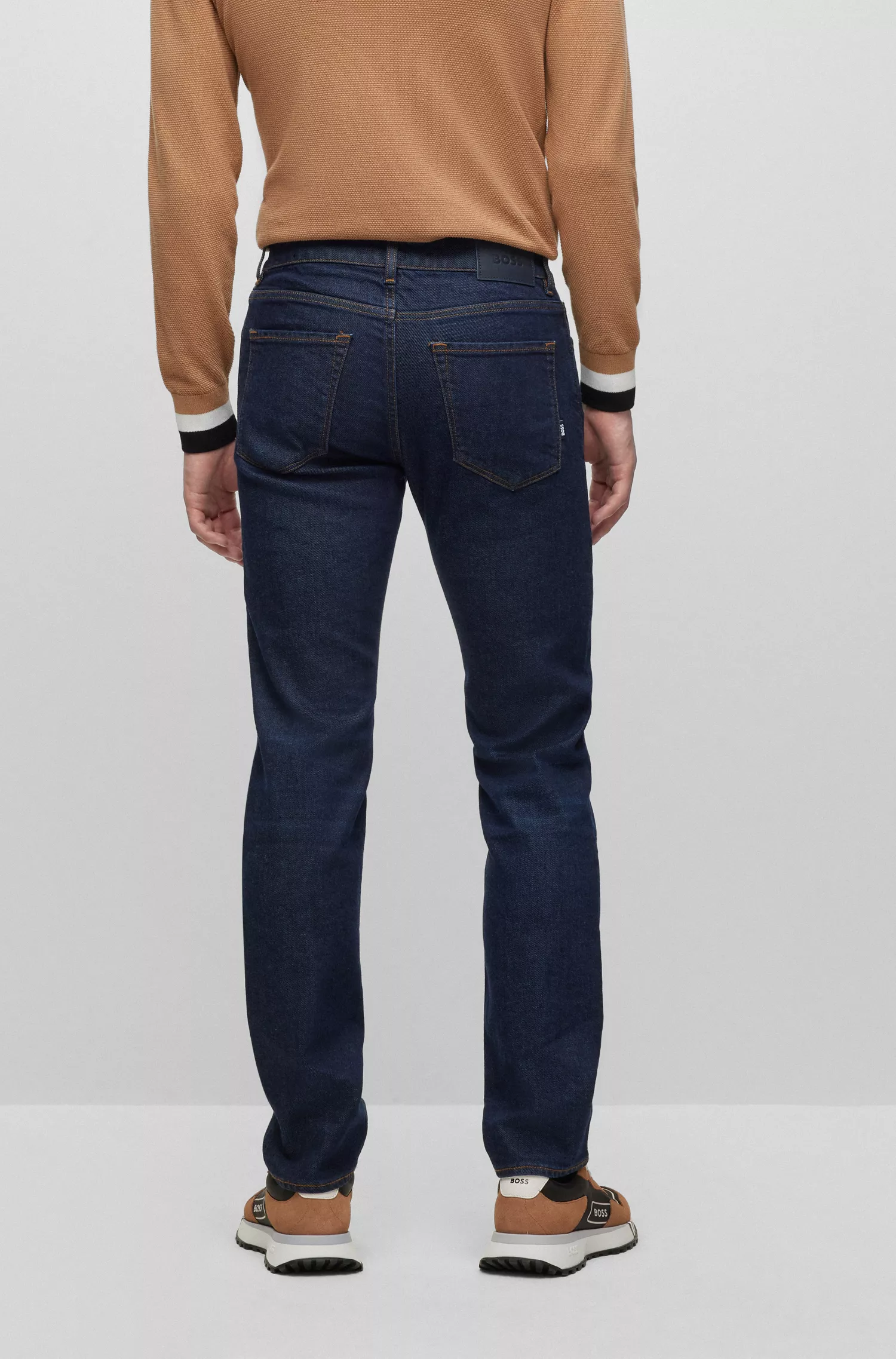 Calça jeans BOSS preta, corte regular, em denim azul-escuro com elasticidade confortável.