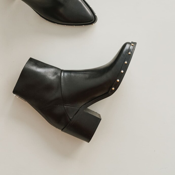 Bottines pointues à clous  en cuir noir