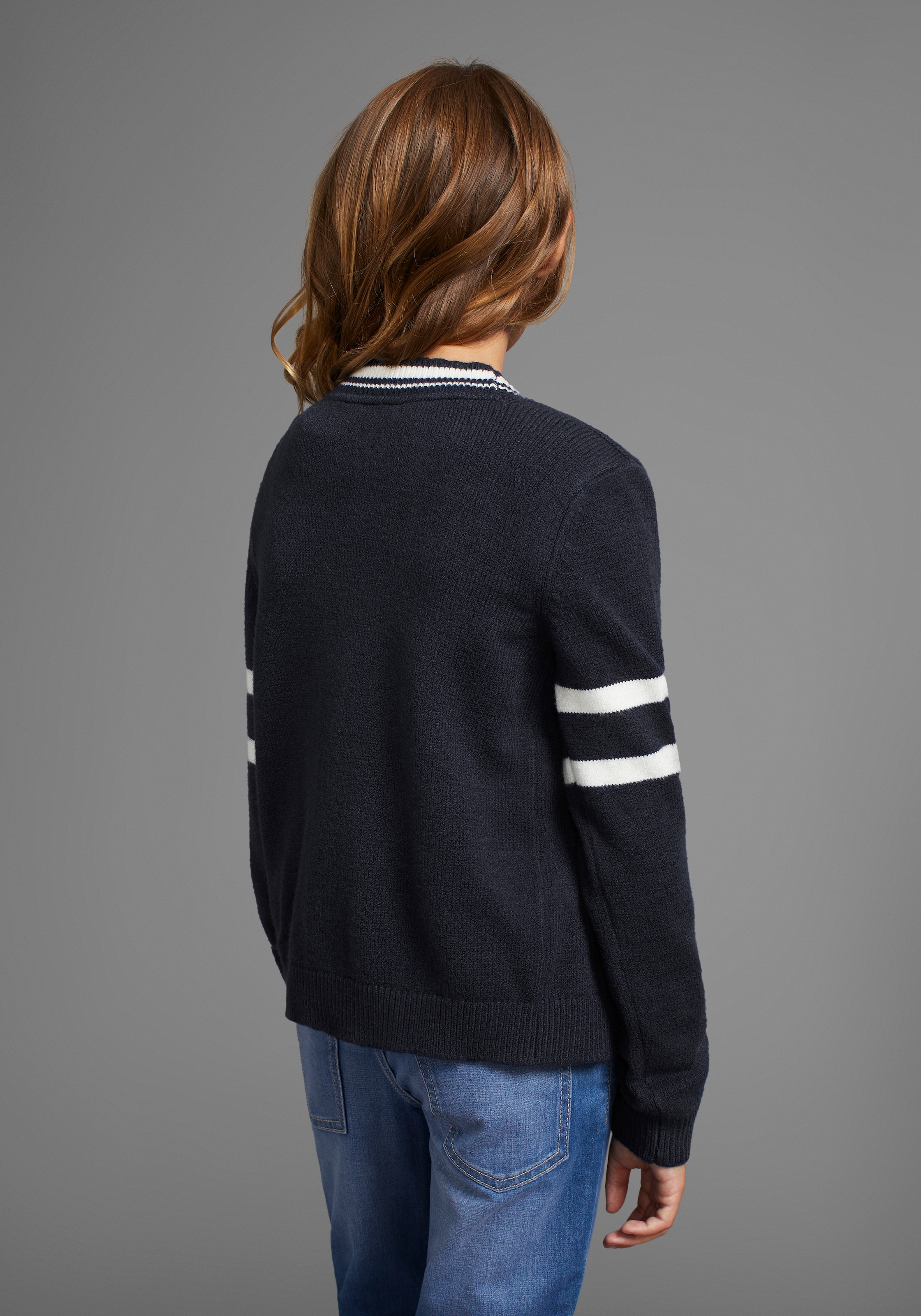 DELMAO Strickjacke »im Collegestyle mit Badge«, Trendiger Style für Mädchen