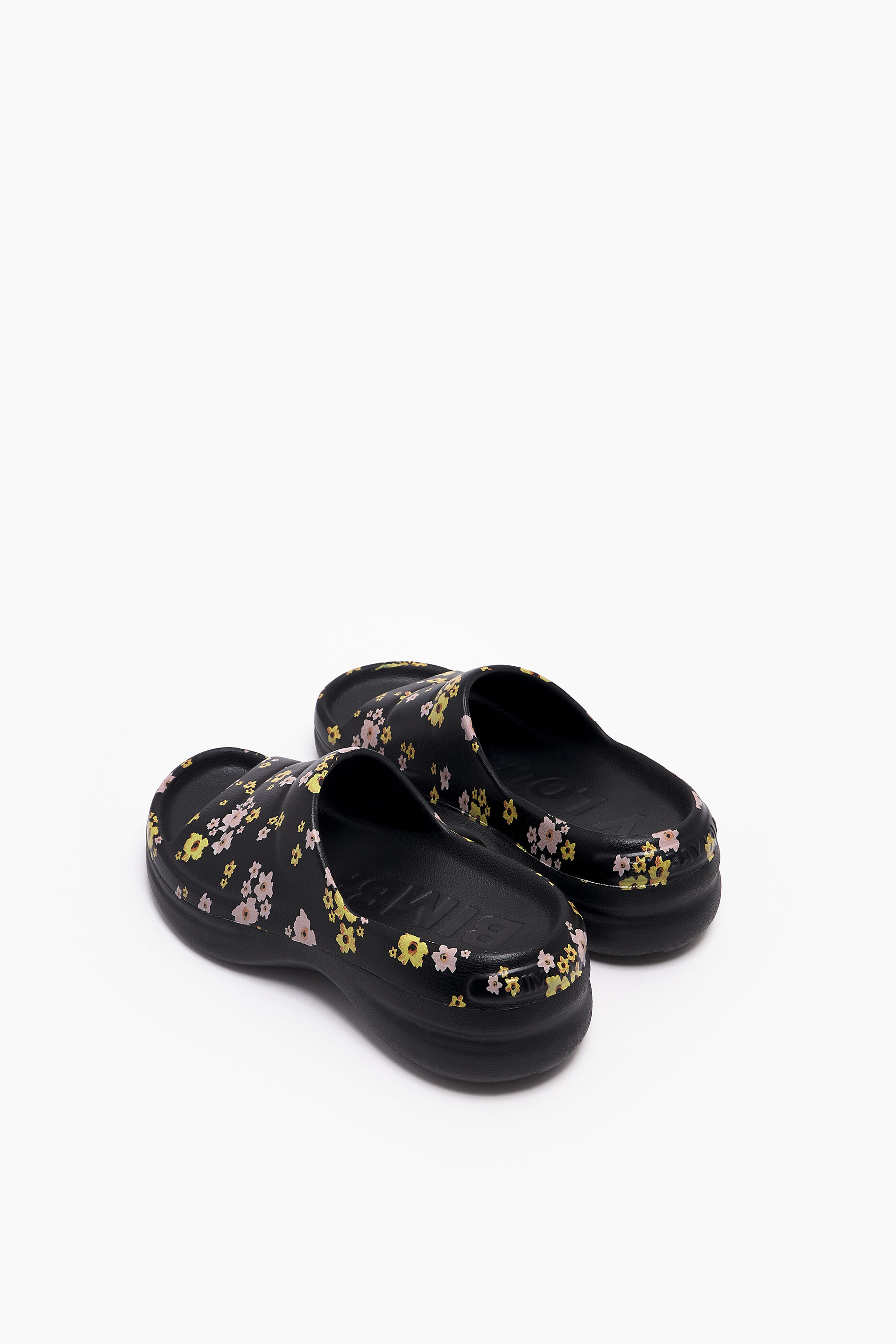 Chinelo plataforma com estampa de flores em acrílico preto