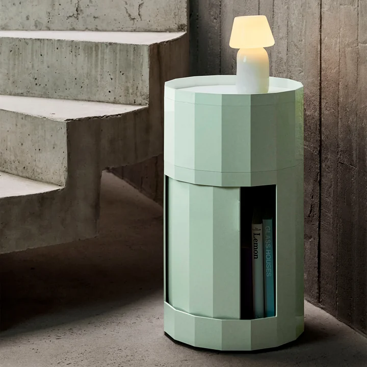 HAY - Facet Cabinet mit Füssen und Rollen, hoch, eggshell