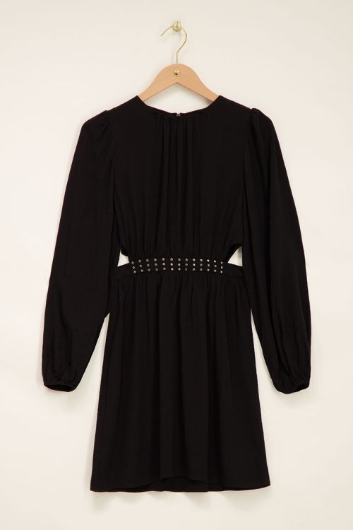 Zwarte jurk met studs en cut-out detail