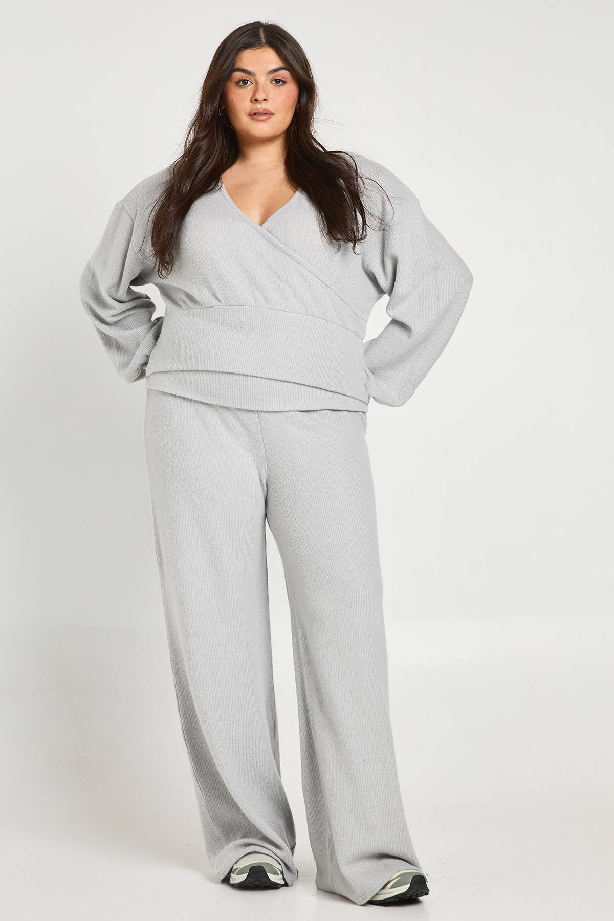 boohoo Ensemble Coordonné Côtelé Doux Avec Haut Croisé Froncé Et Pantalon À Revers