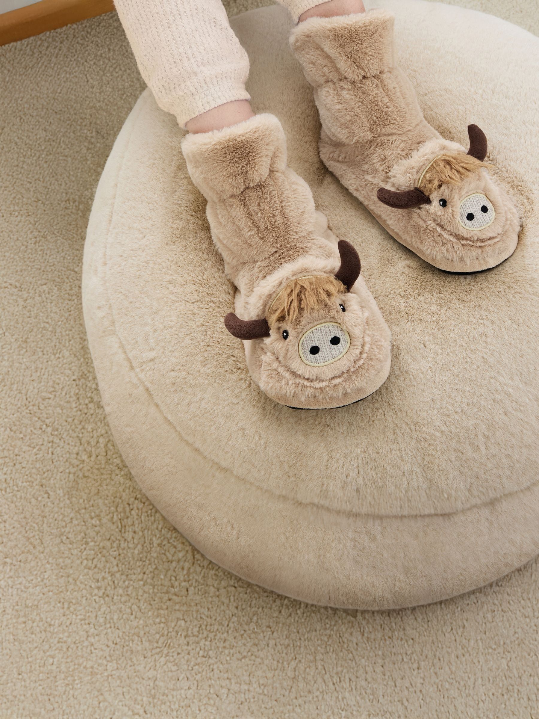 Hamish the Highland Cow Microwaveabe Slippers