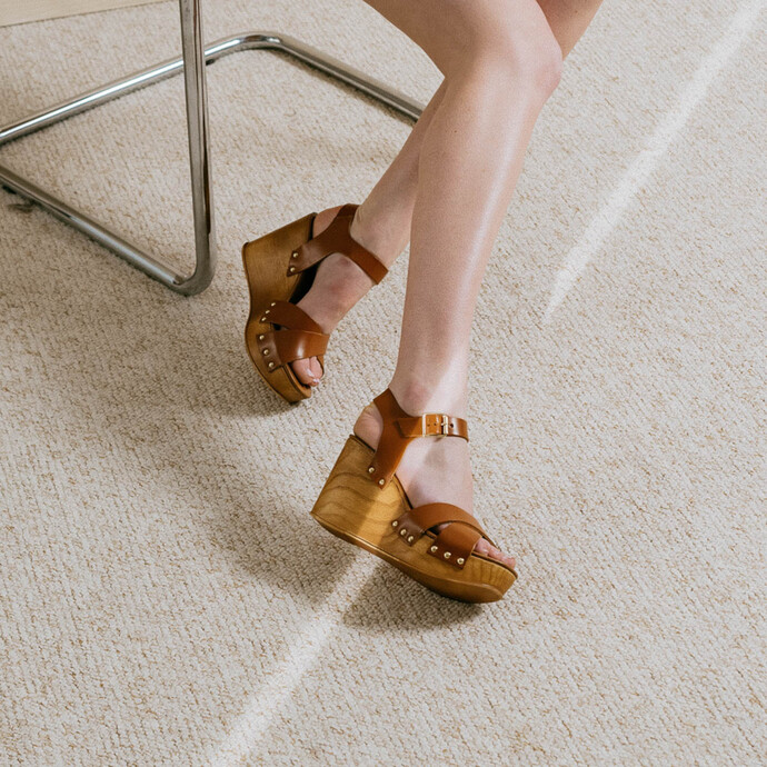Sandales à semelles compensées et brides croisées  en cuir cognac