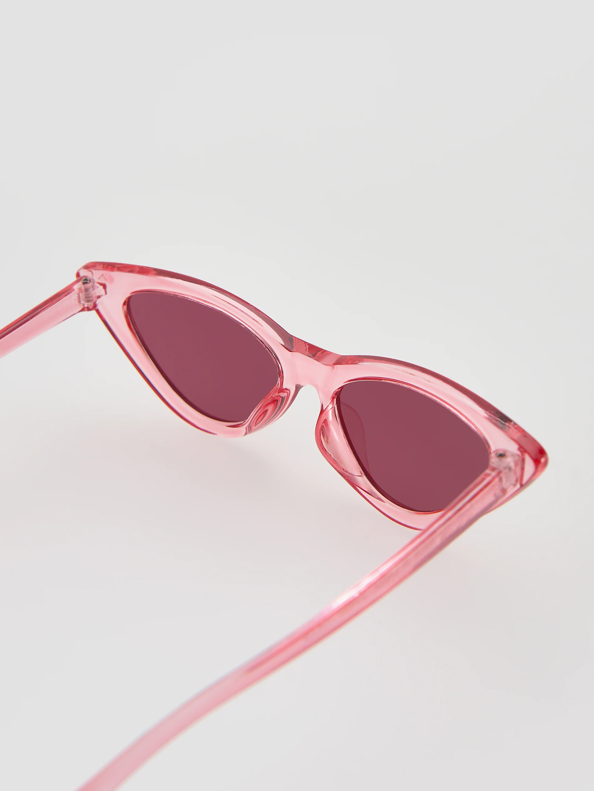 Sonnenbrille mit rosa Rahmen