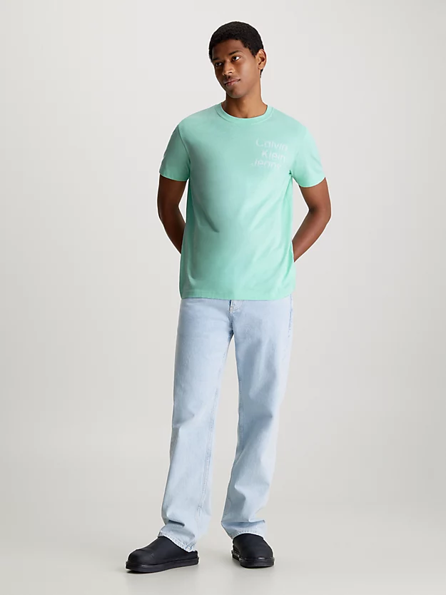 Camiseta com logotipo