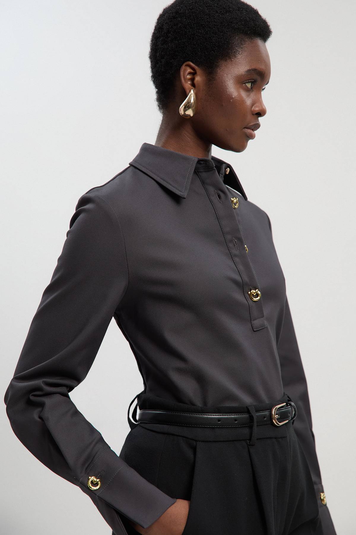 KarenMillen Chemise Manches Longues en Coton Techno avec Détail Fermoir Argenté