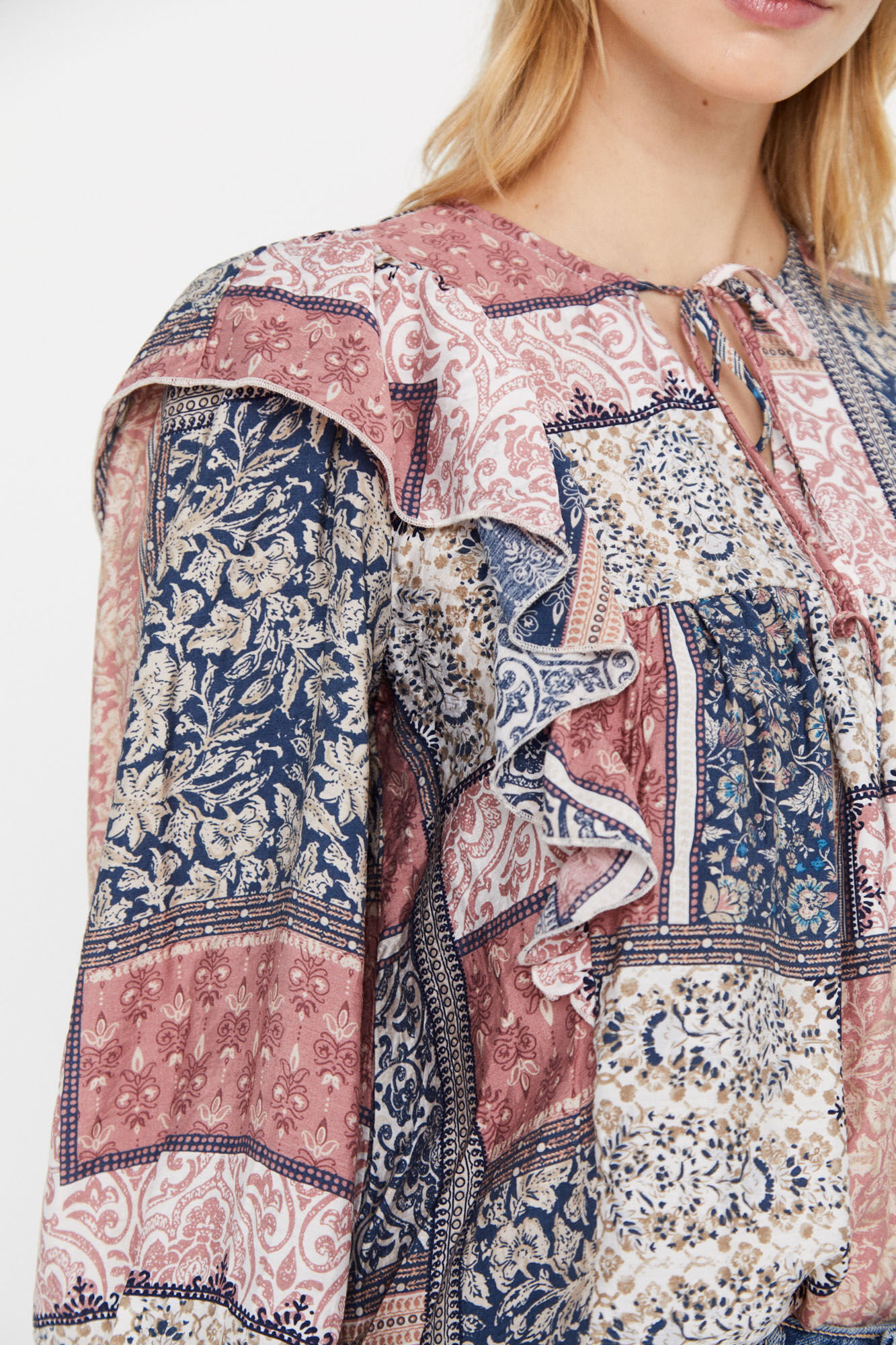 Blusa estampada com babados - Multicolorida
