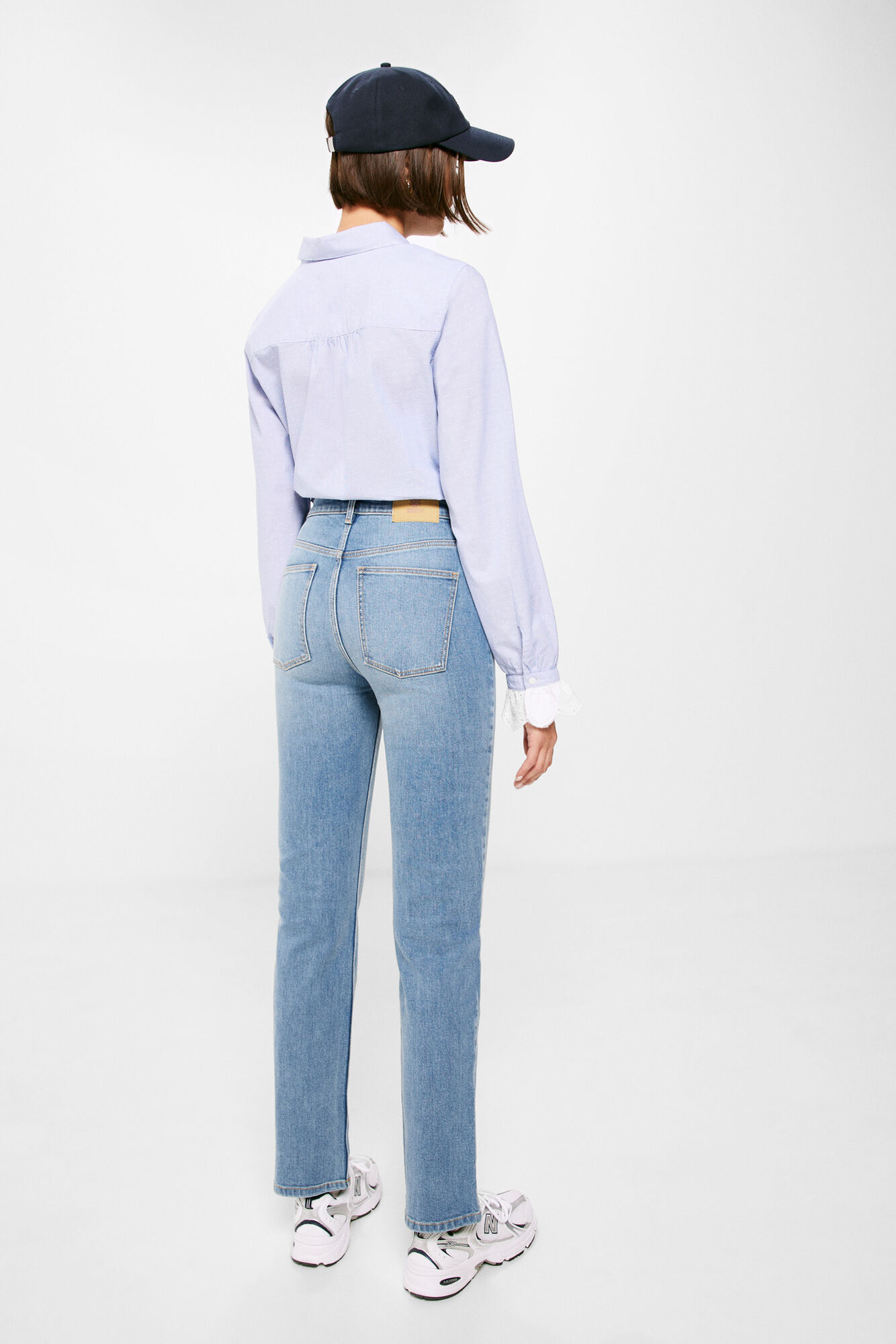 Calça jeans reta com lavagem sustentável