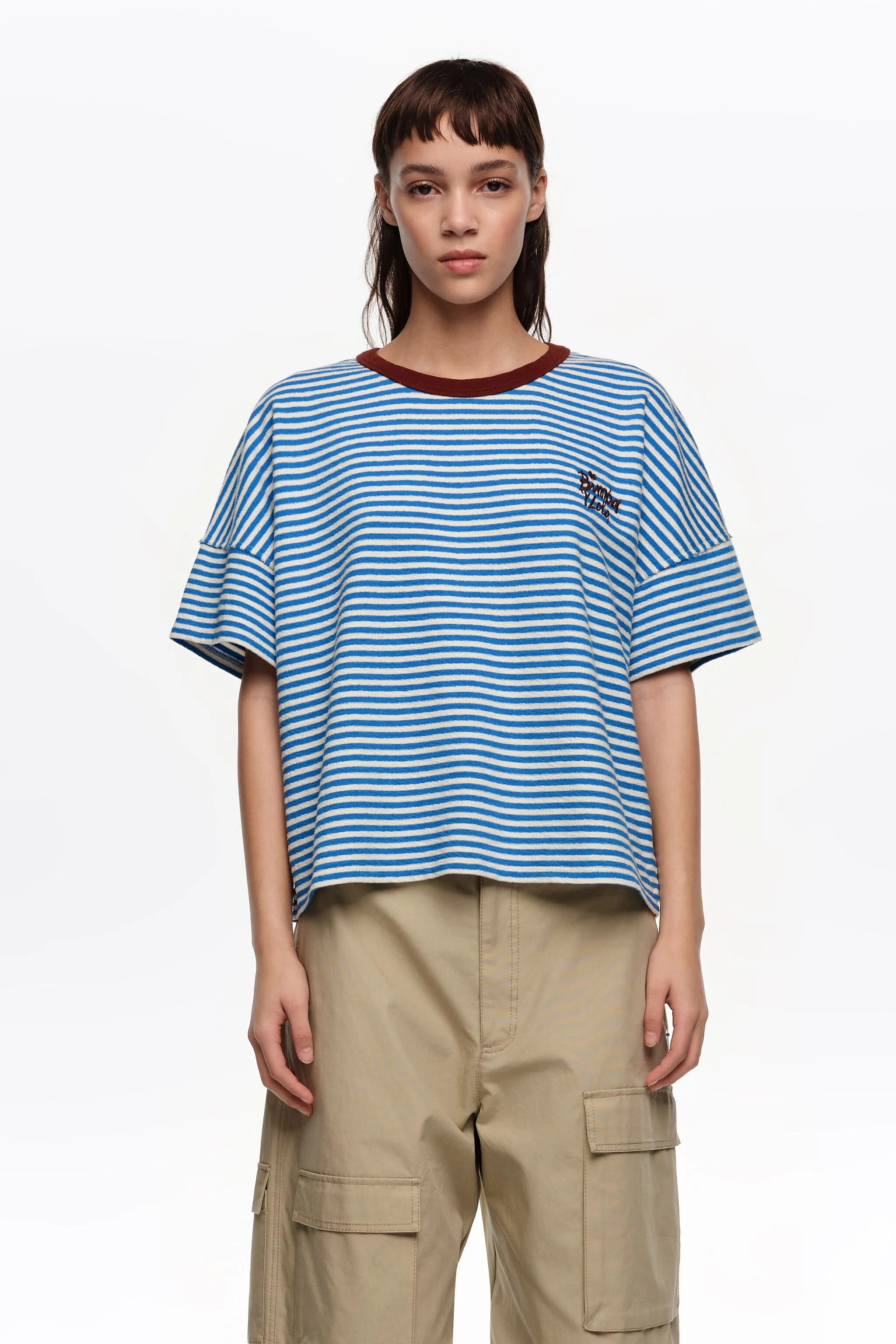 Camiseta azul com detalhes contrastantes em viés