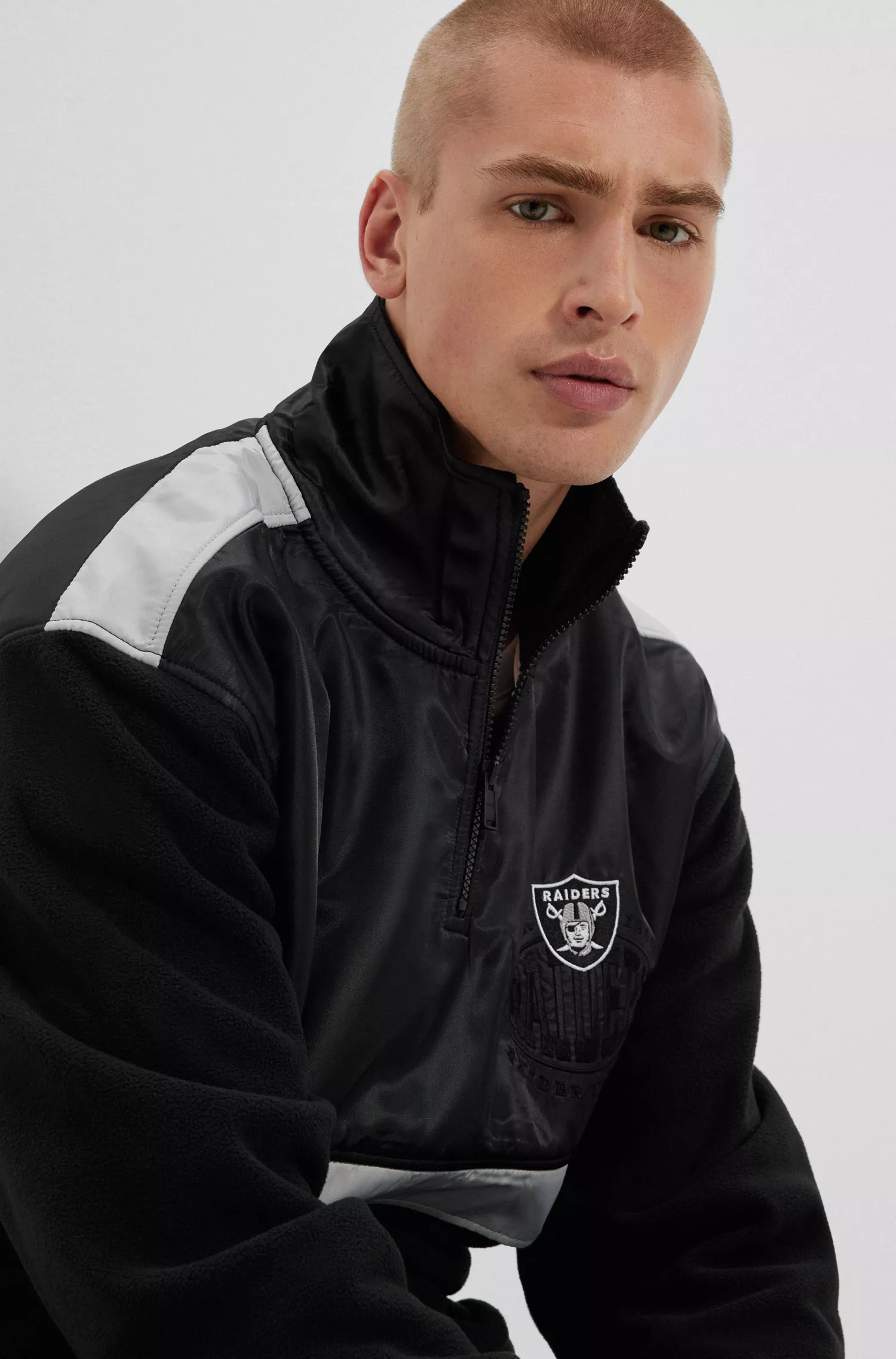 Moletom BOSS Orange - BOSS x NFL com zíper no pescoço e estampa da colaboração.