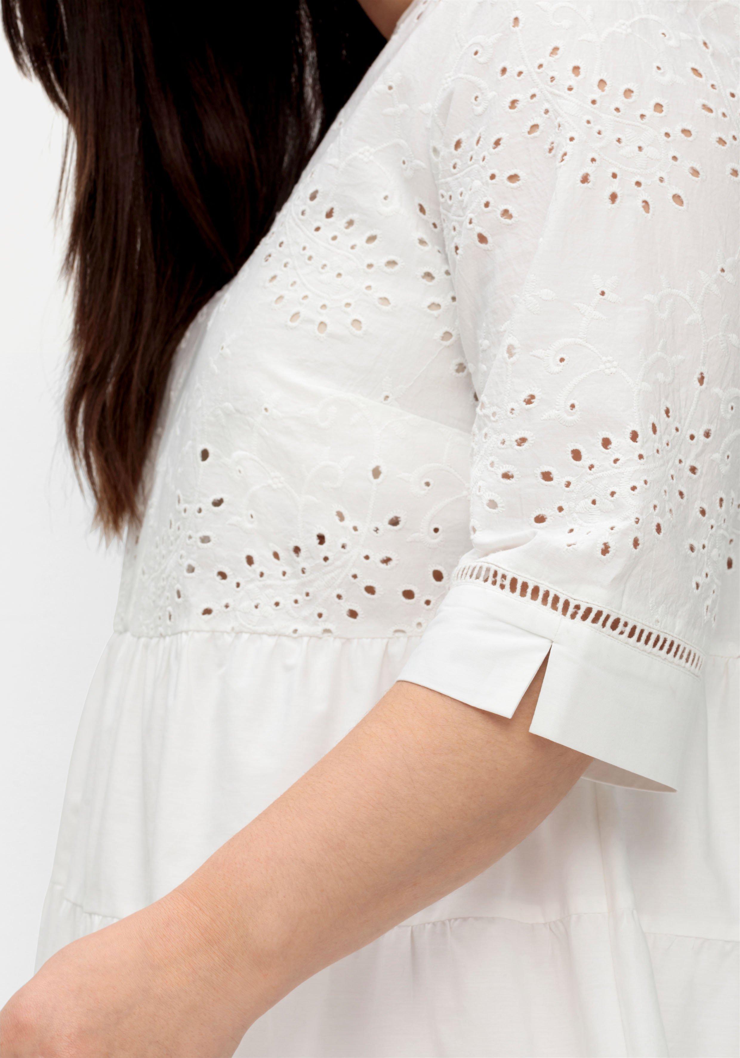 Kurzes Kleid mit Lochstickerei und Ajourmuster