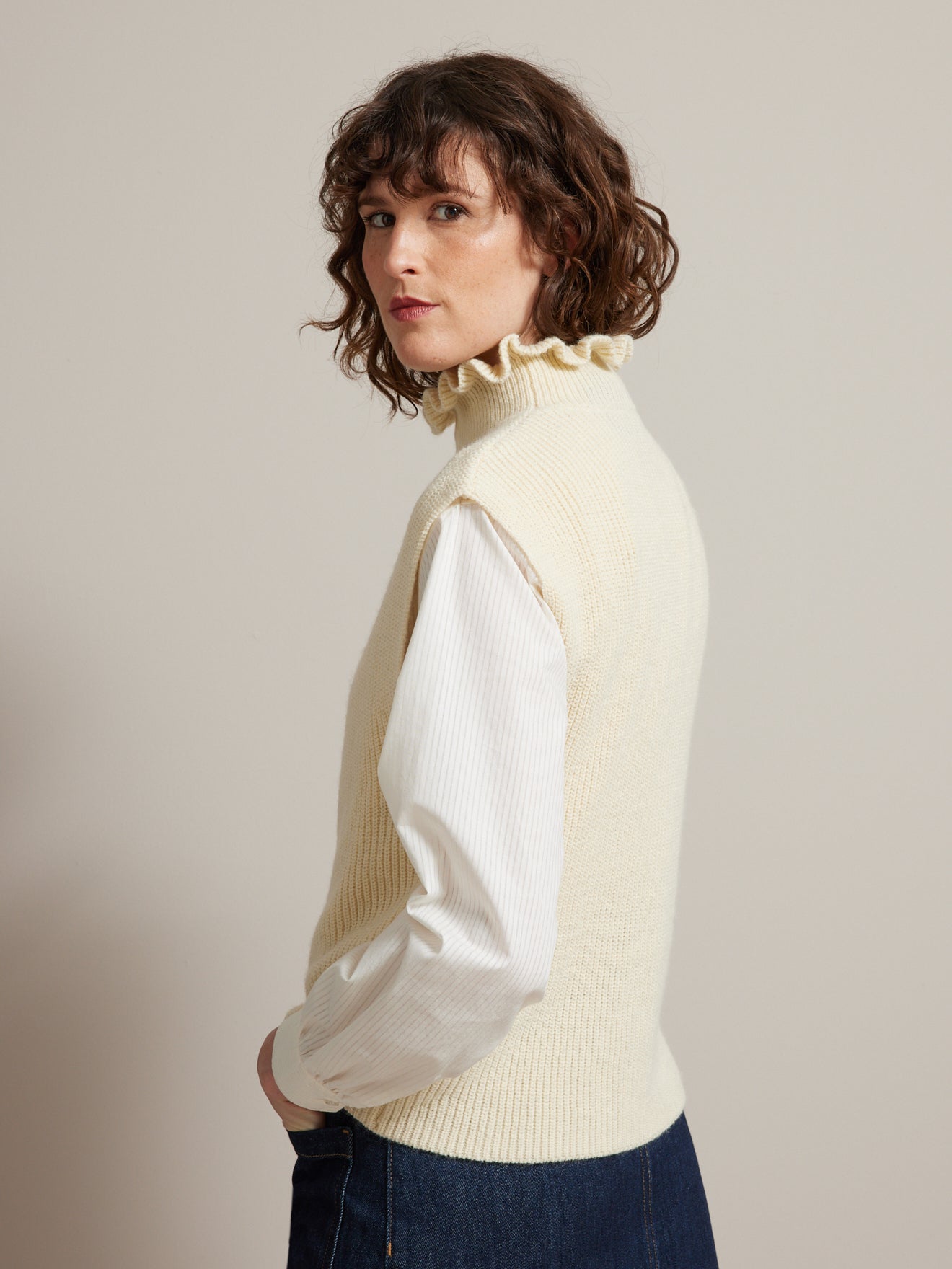 Pull sans manches col froufrou femme