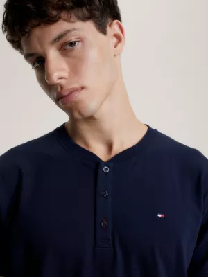 Camiseta com gola Henley e bordado de bandeira