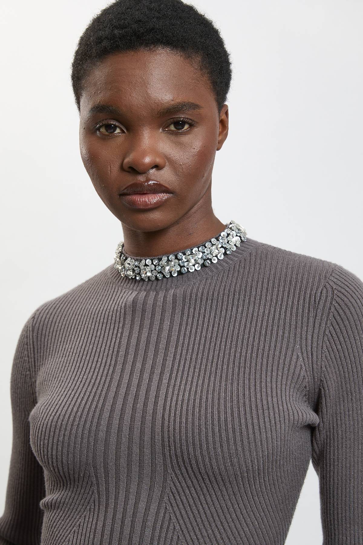KarenMillen Synthétiquell Côtelé En Viscose Avec Détail Péplum Et Encolure Ornée De Cristaux