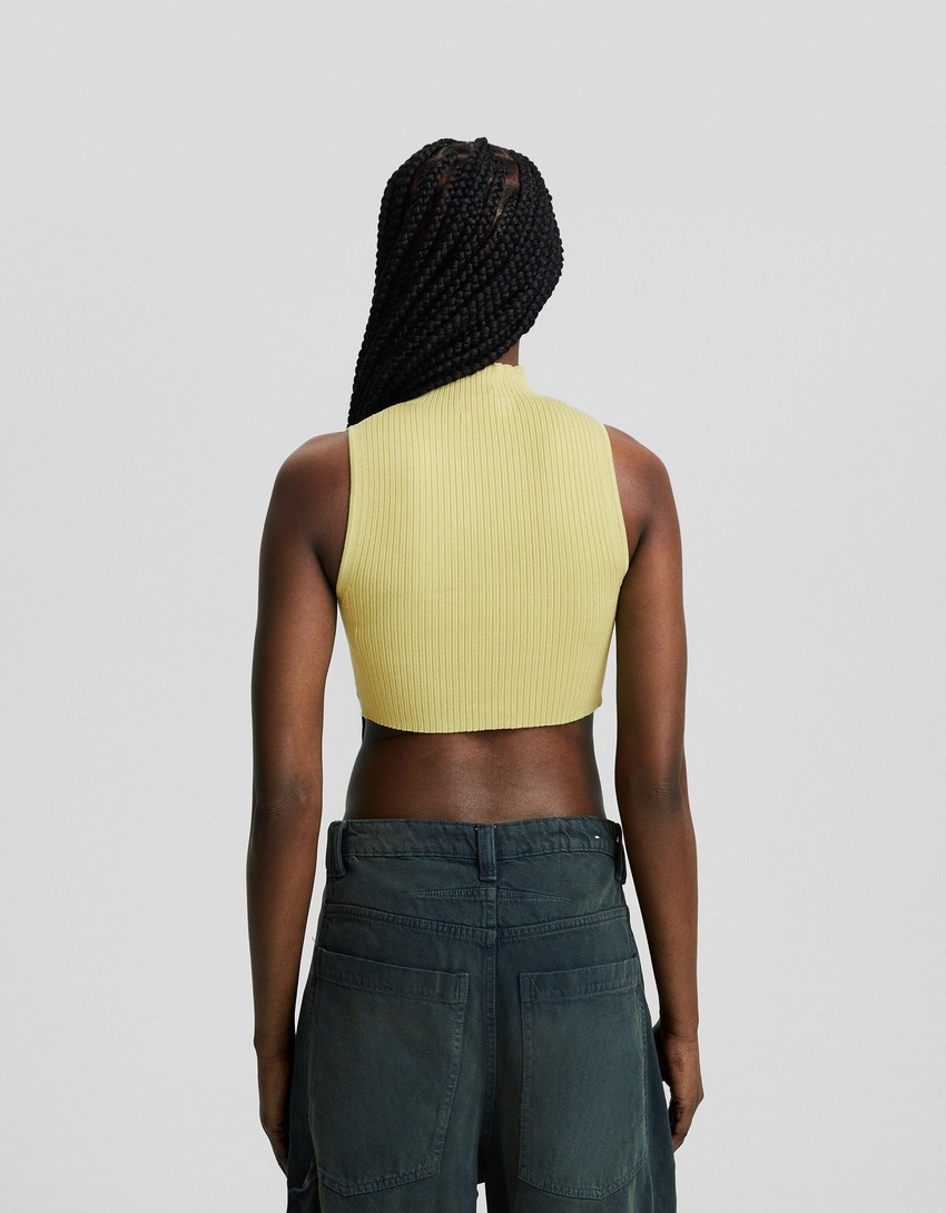 Blusa de malha sem mangas com gola alta