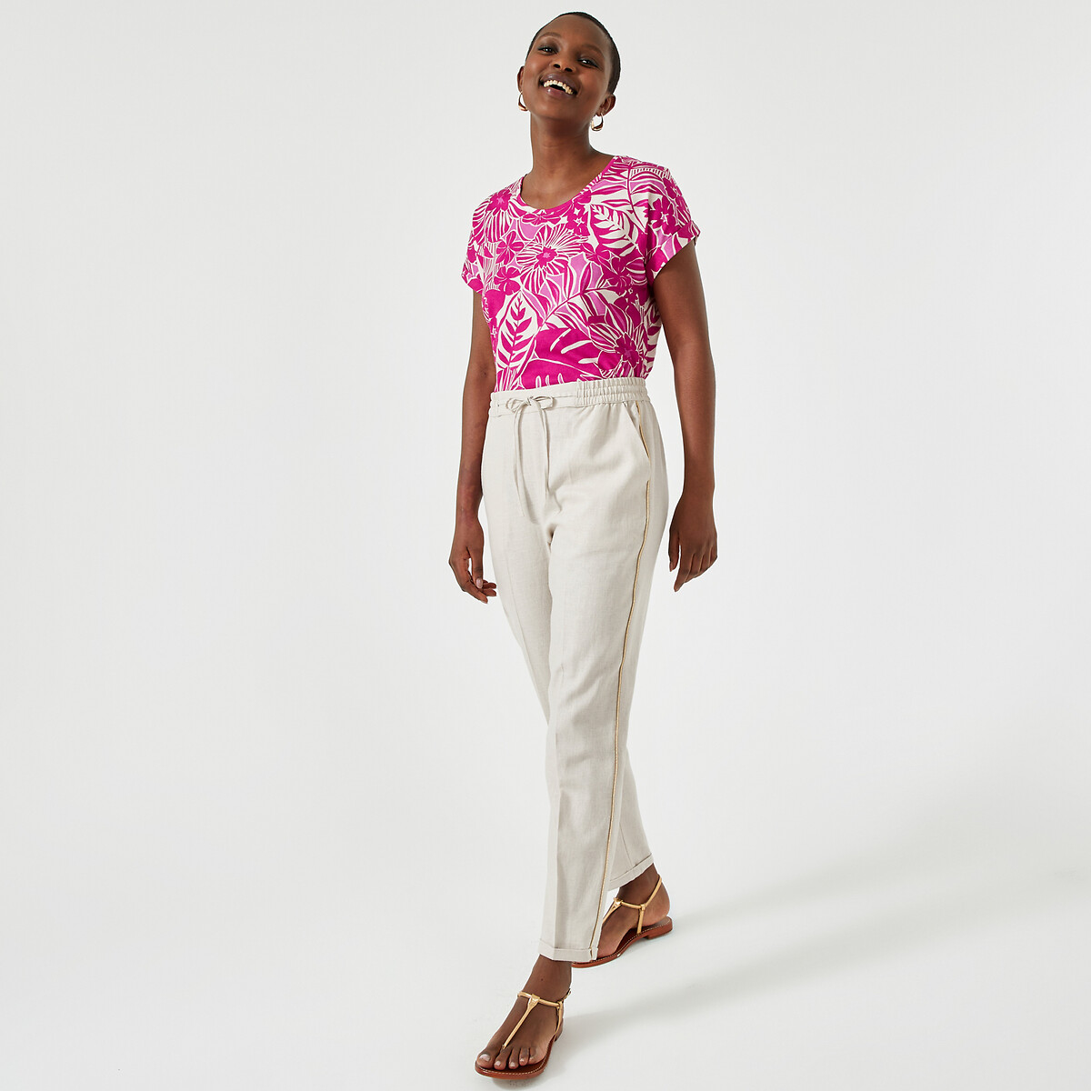 ANNE WEYBURN<br>Camiseta com estampa floral, gola redonda e mangas curtas