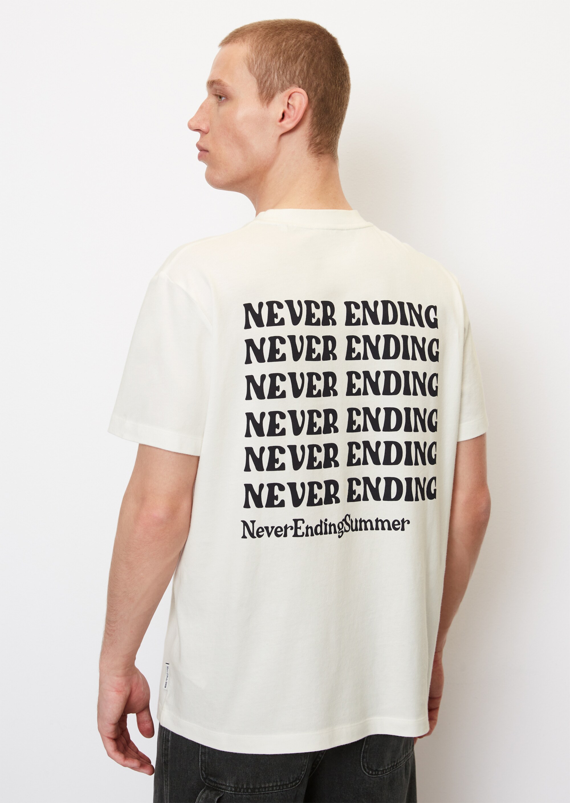 T-Shirt relaxed je nach Farbe mit markantem Rückenprint