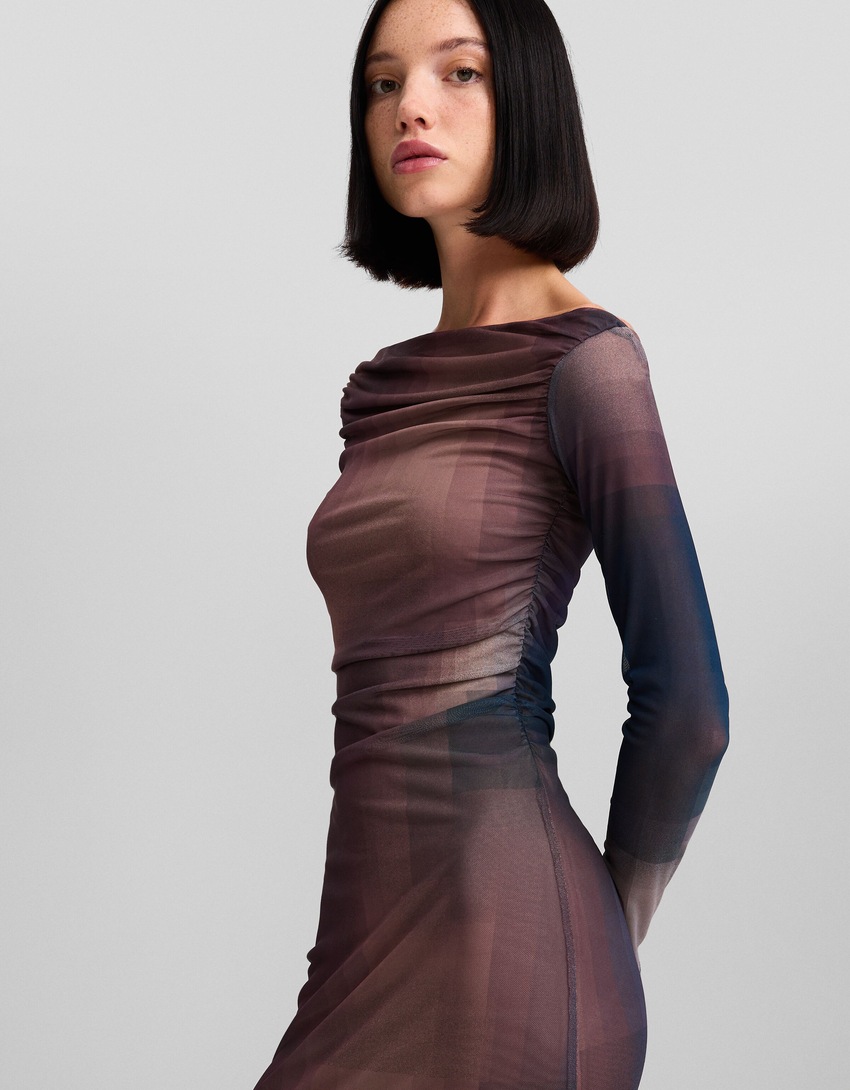 Vestido longo de tule com mangas compridas e estampa.