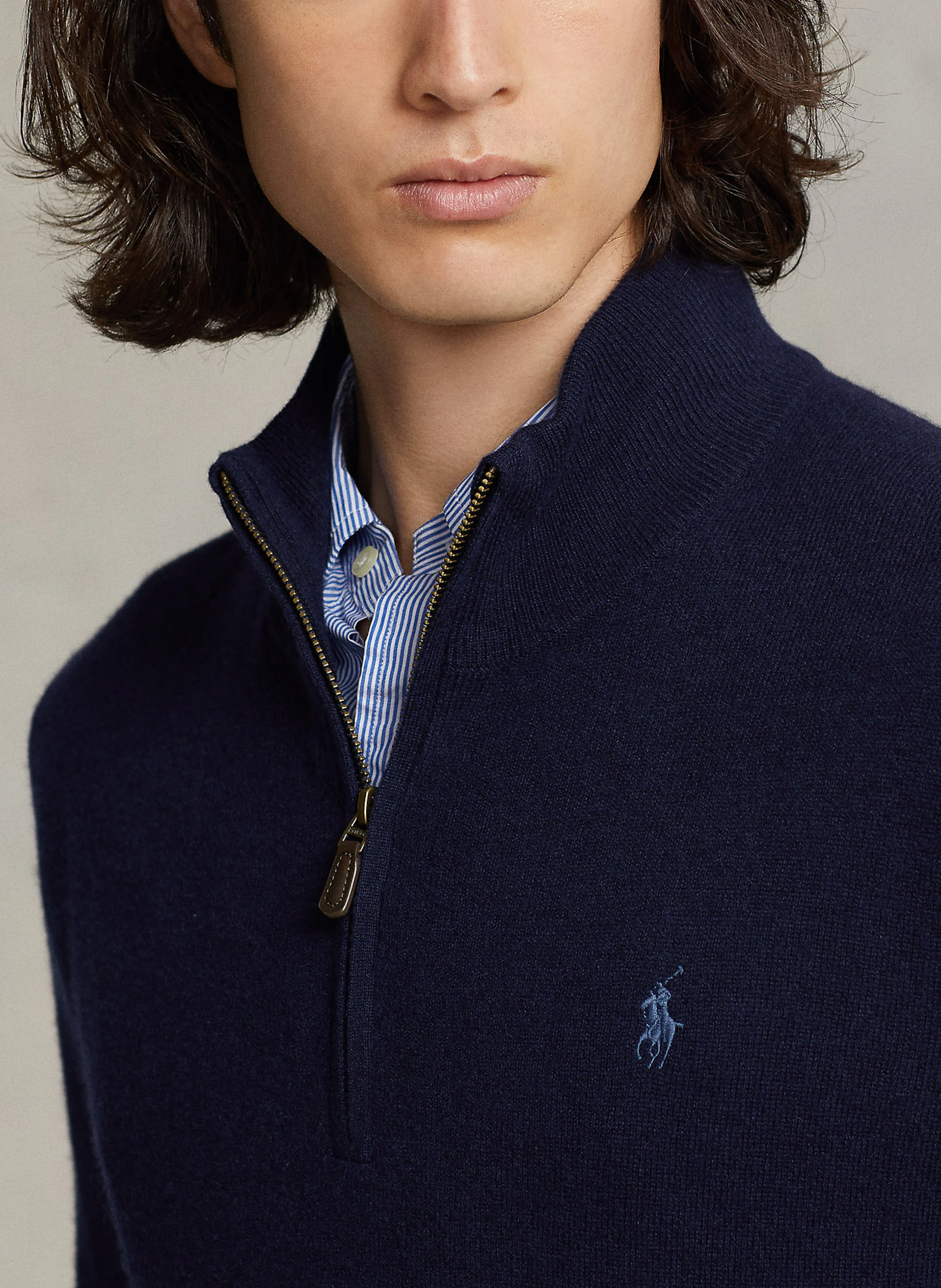 Pull col montant regular-fit brodé en laine mérinos | Bleu