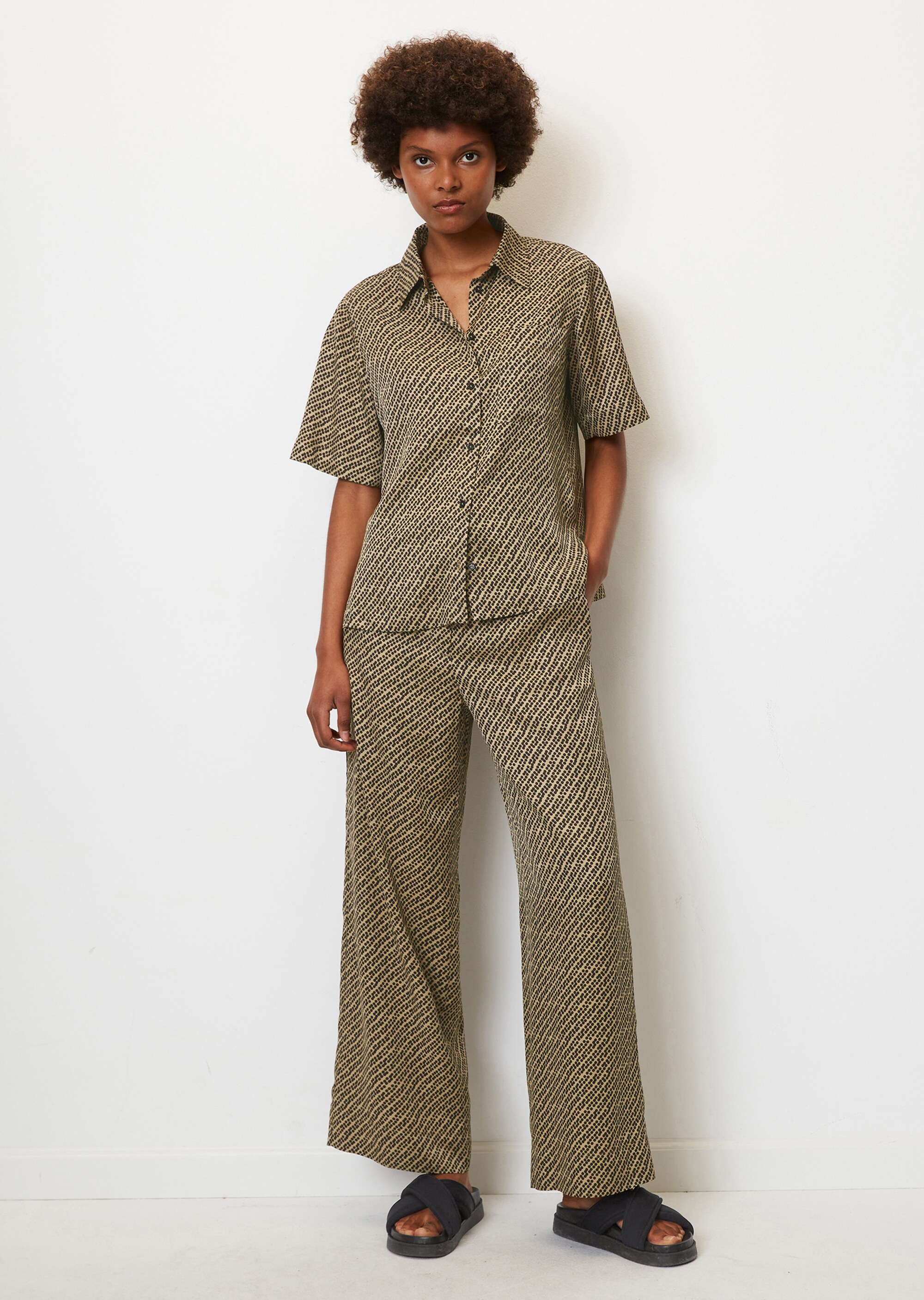 Fließende Print-Kurzarm-Bluseaus Viskose-Twill