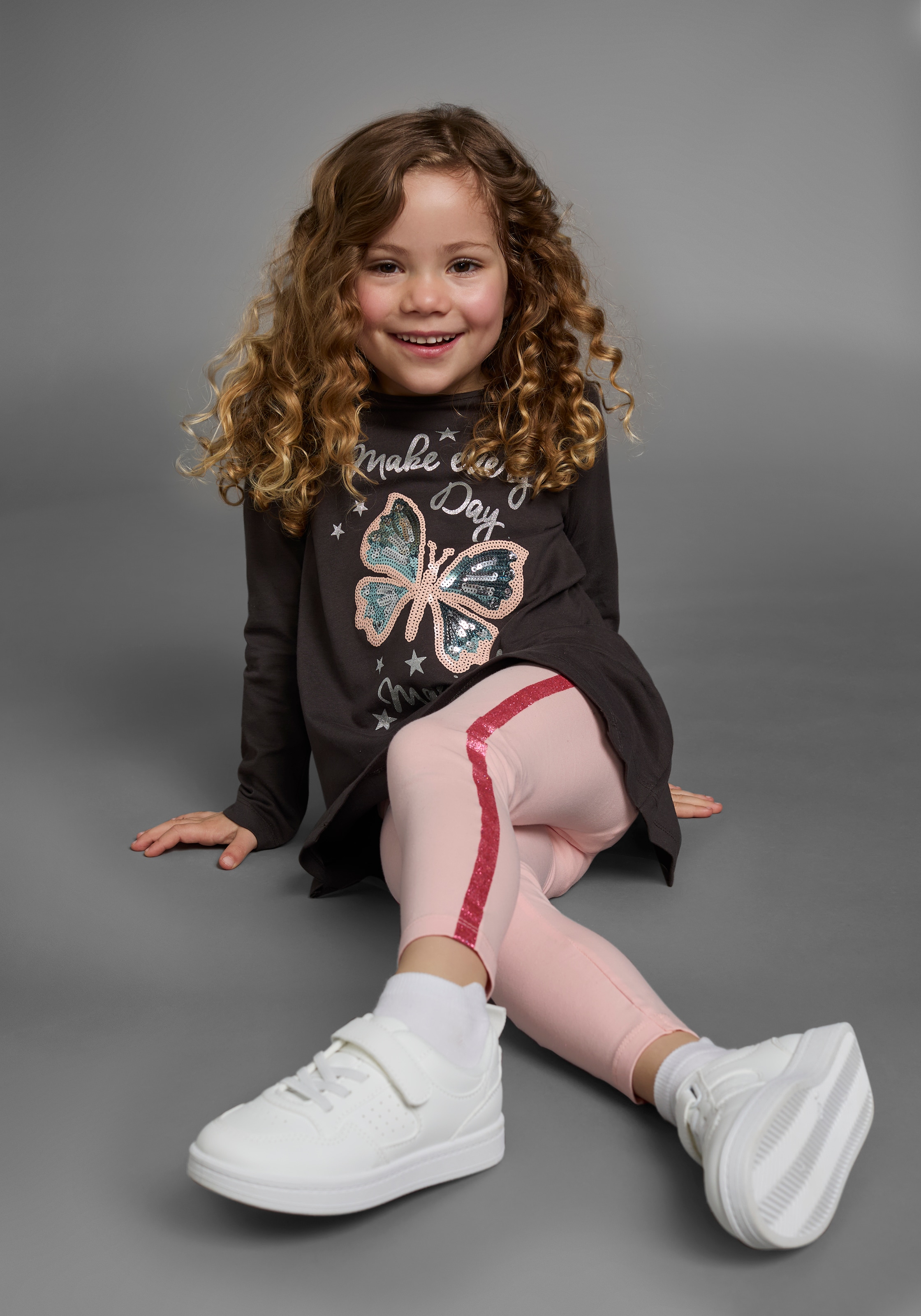 KIDSWORLD Langarmshirt & Leggings »2tlg. Set Shirt + Leggings mit Glitzerdetails«, 2 Stk. niedlicher Schmetterling für kleine Mädchen