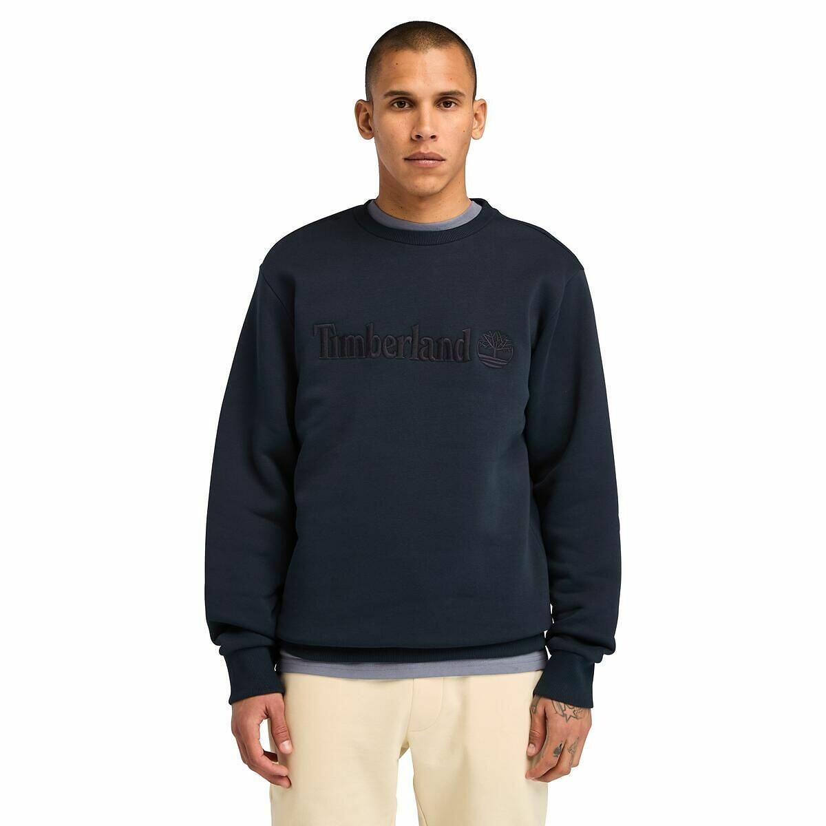 Suéter Timberland com gola redonda e logotipo bordado tom sobre tom.