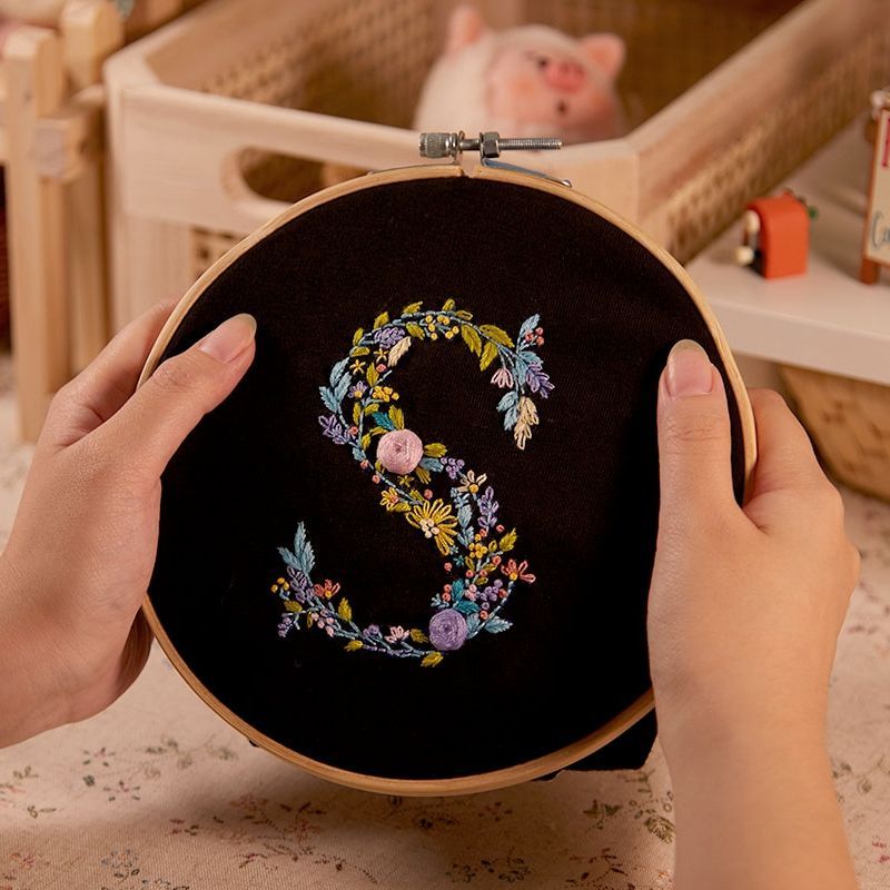 Embroidery Kingdom - DIY borduurpakket met letteramuletten