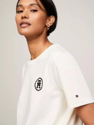 Camiseta moderna com bordado de monograma TH