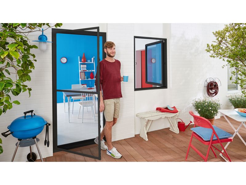 tesa Fliegengitter Insect Stop ALU Comfort Türen, 1.2 x 2.4 Robuste, selbstschliessende Insektenschutztür für zuverlässigen und langanhaltenden Schutz vor Insekten