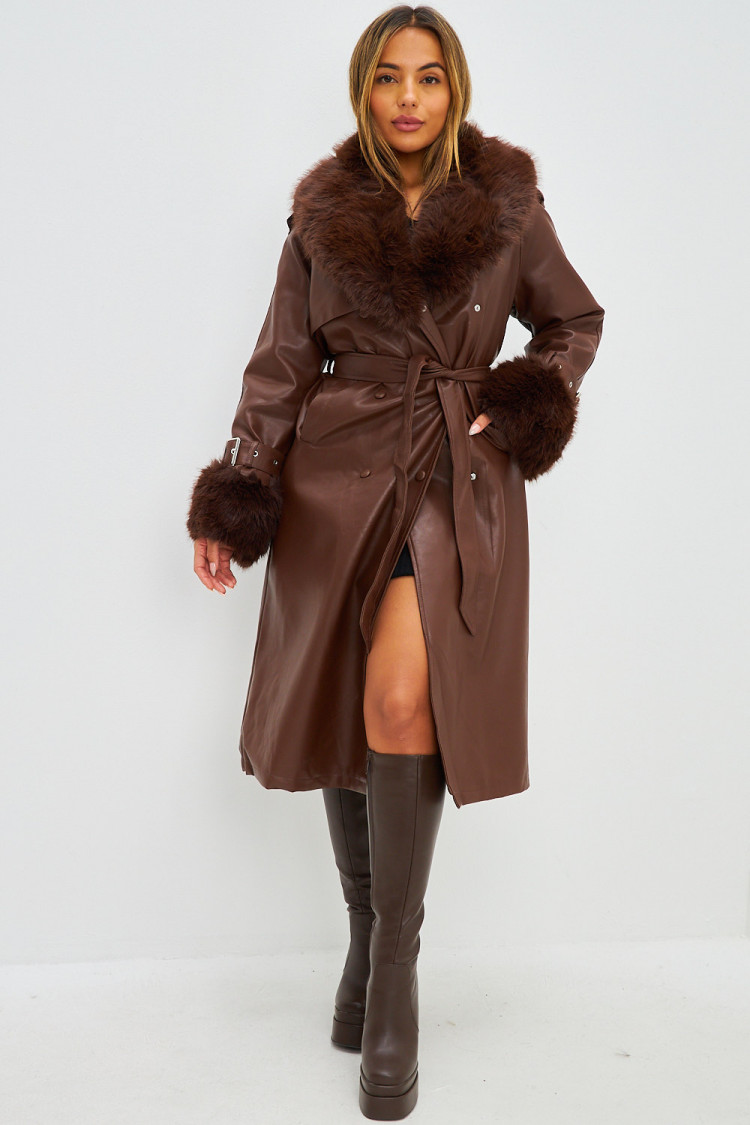 Manteau long en simili cuir marron et fourrure