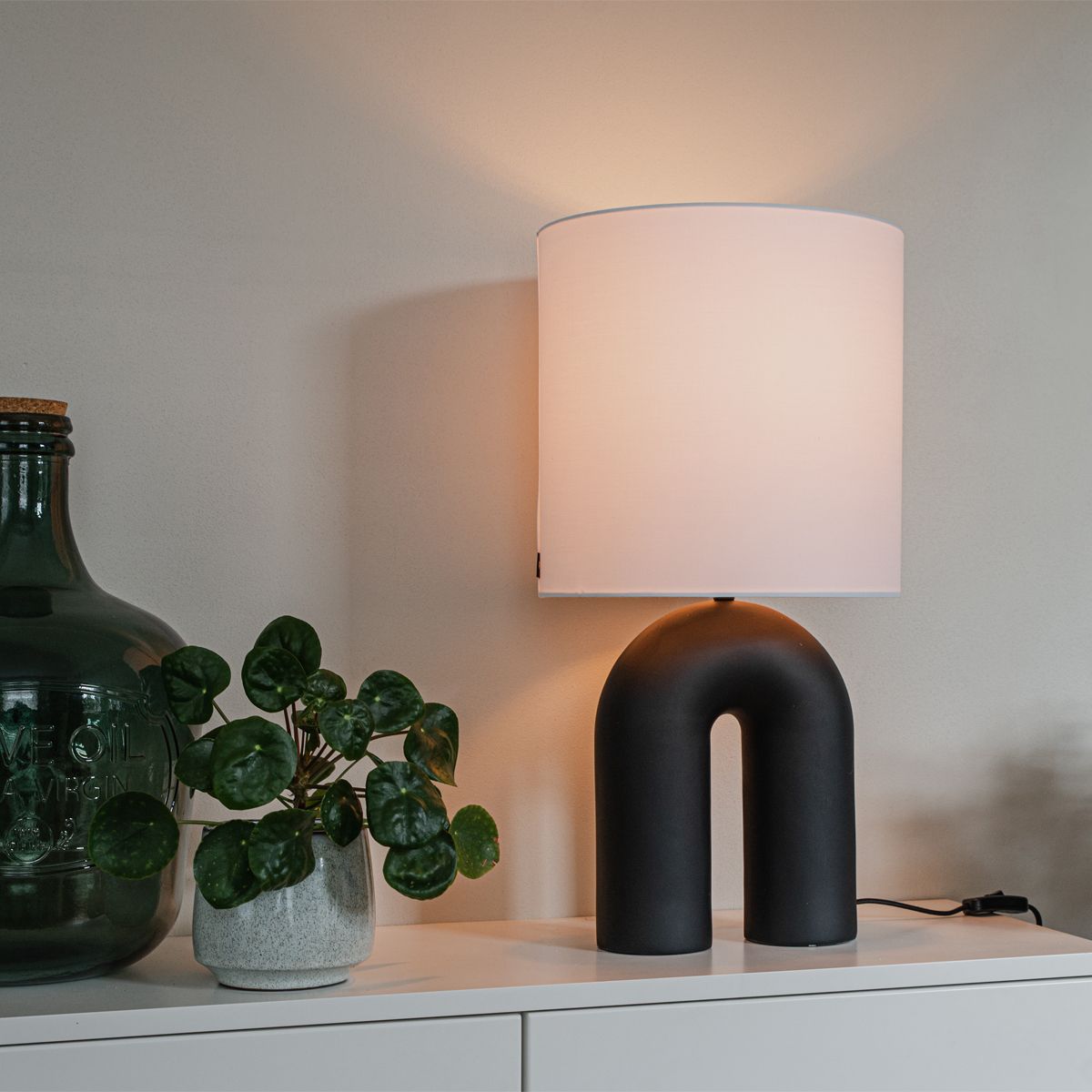 Scandinavische tafellamp zwart met linnen kap wit - Lotti