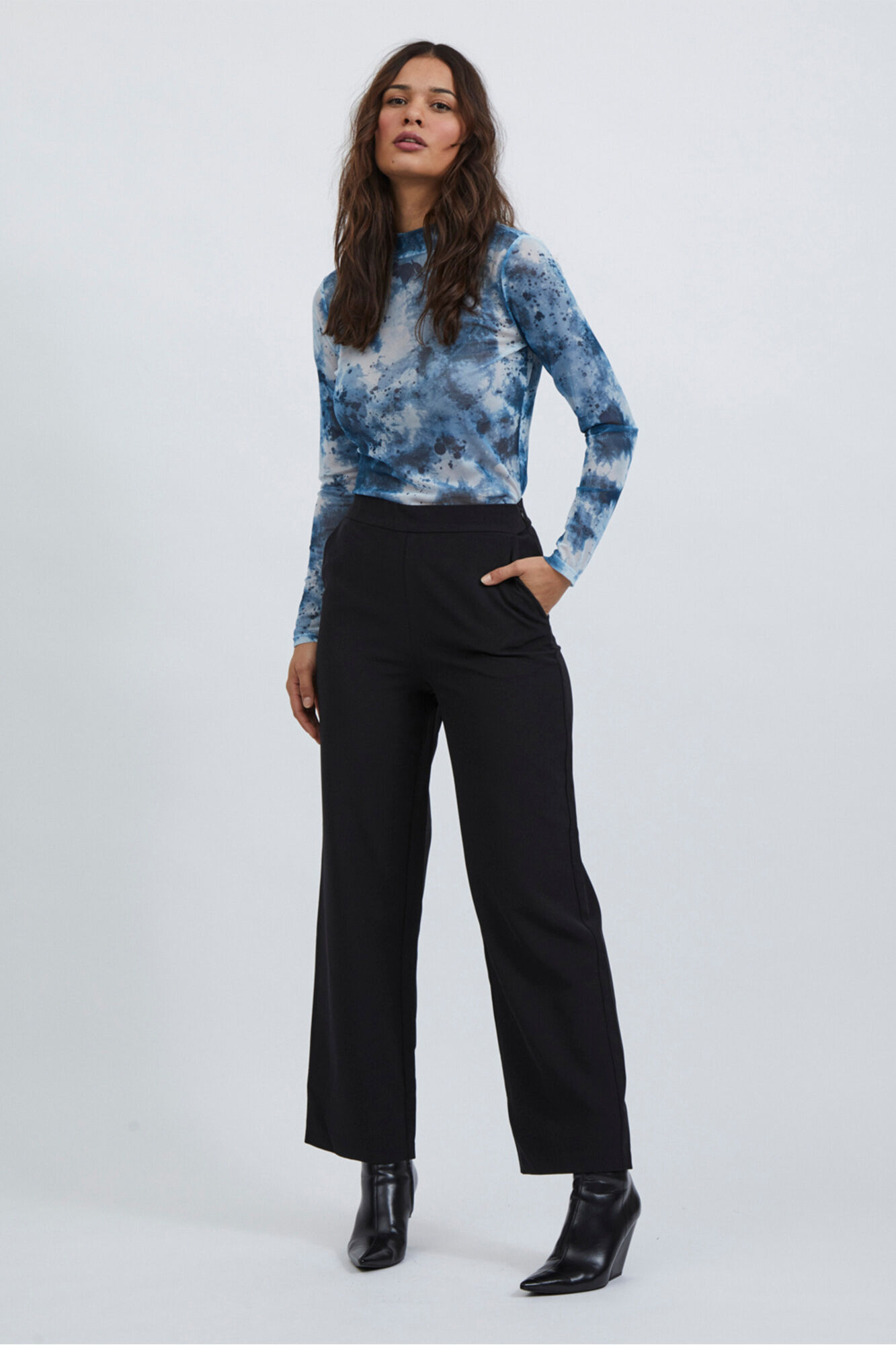 Calça feminina de perna larga e cintura alta - Preta
